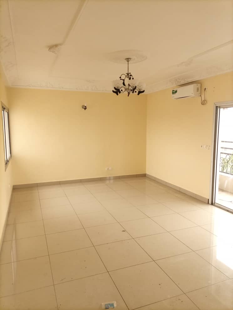 Apartment to rent - Douala, Deido, Deido - 1 living room(s), 3 bedroom(s), 2 bathroom(s) - 300 000 FCFA / month