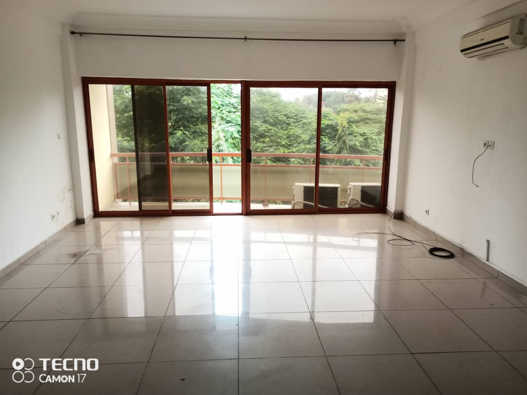 Apartment to rent - Douala, Bonanjo, Bonanjo - 1 living room(s), 2 bedroom(s), 1 bathroom(s) - 600 000 FCFA / month