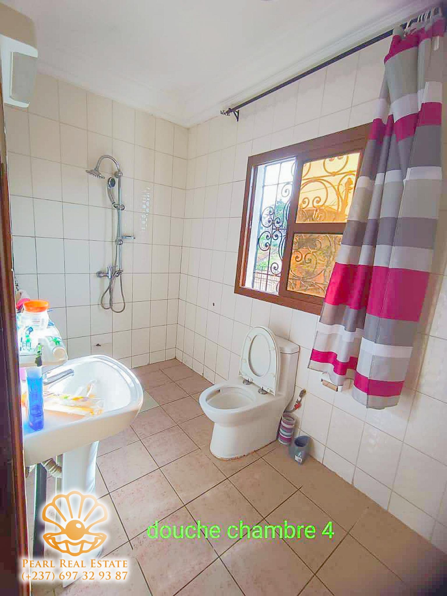 Maison (Villa) à vendre - Yaoundé, Odza, Fecafoot - 1 salon(s), 4 chambre(s), 3 salle(s) de bains - 220 000 000 FCFA
