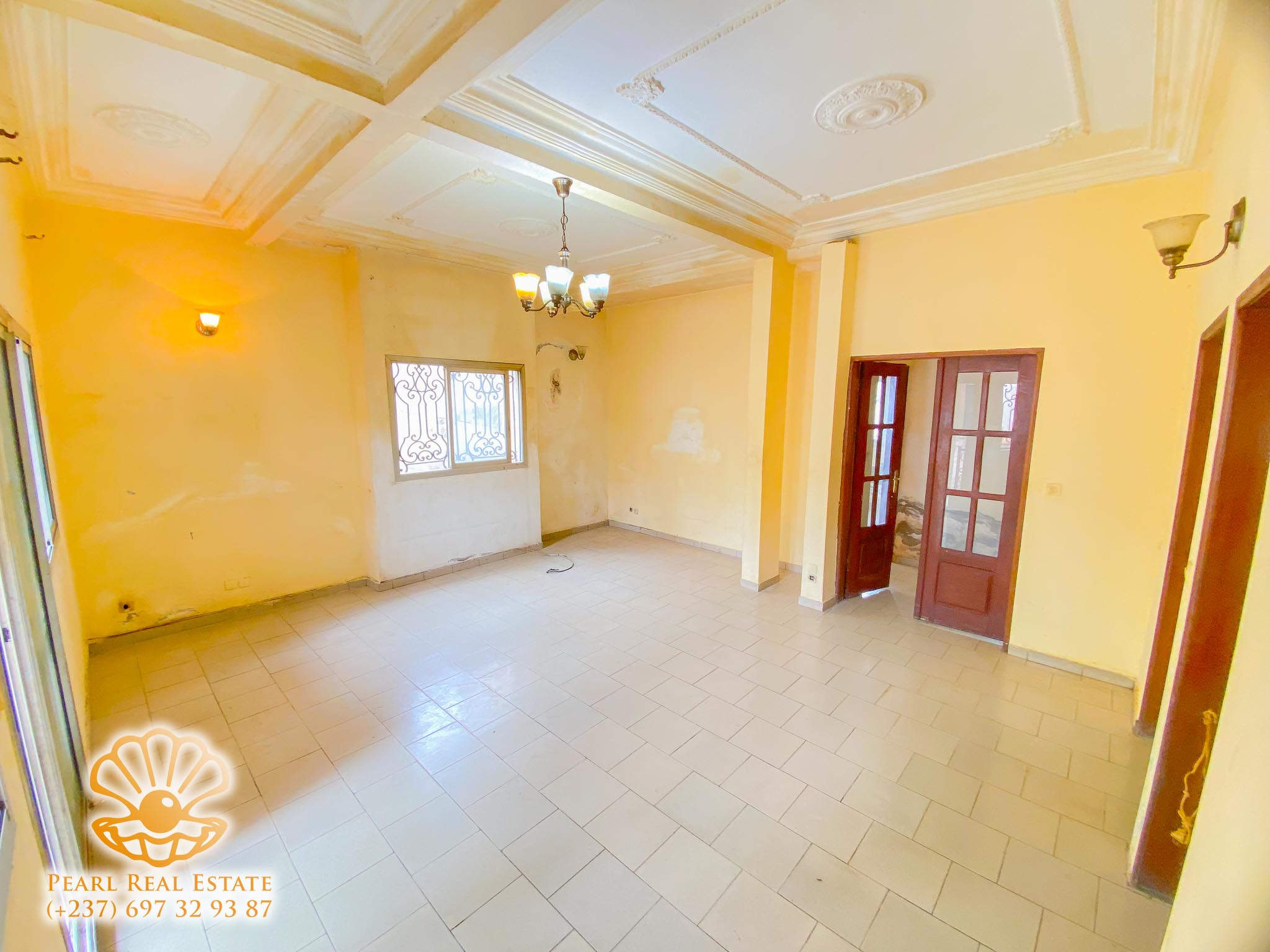 Apartment to rent - Yaoundé, Bastos, Carrefour Bastos - 1 living room(s), 2 bedroom(s), 1 bathroom(s) - 350 000 FCFA / month