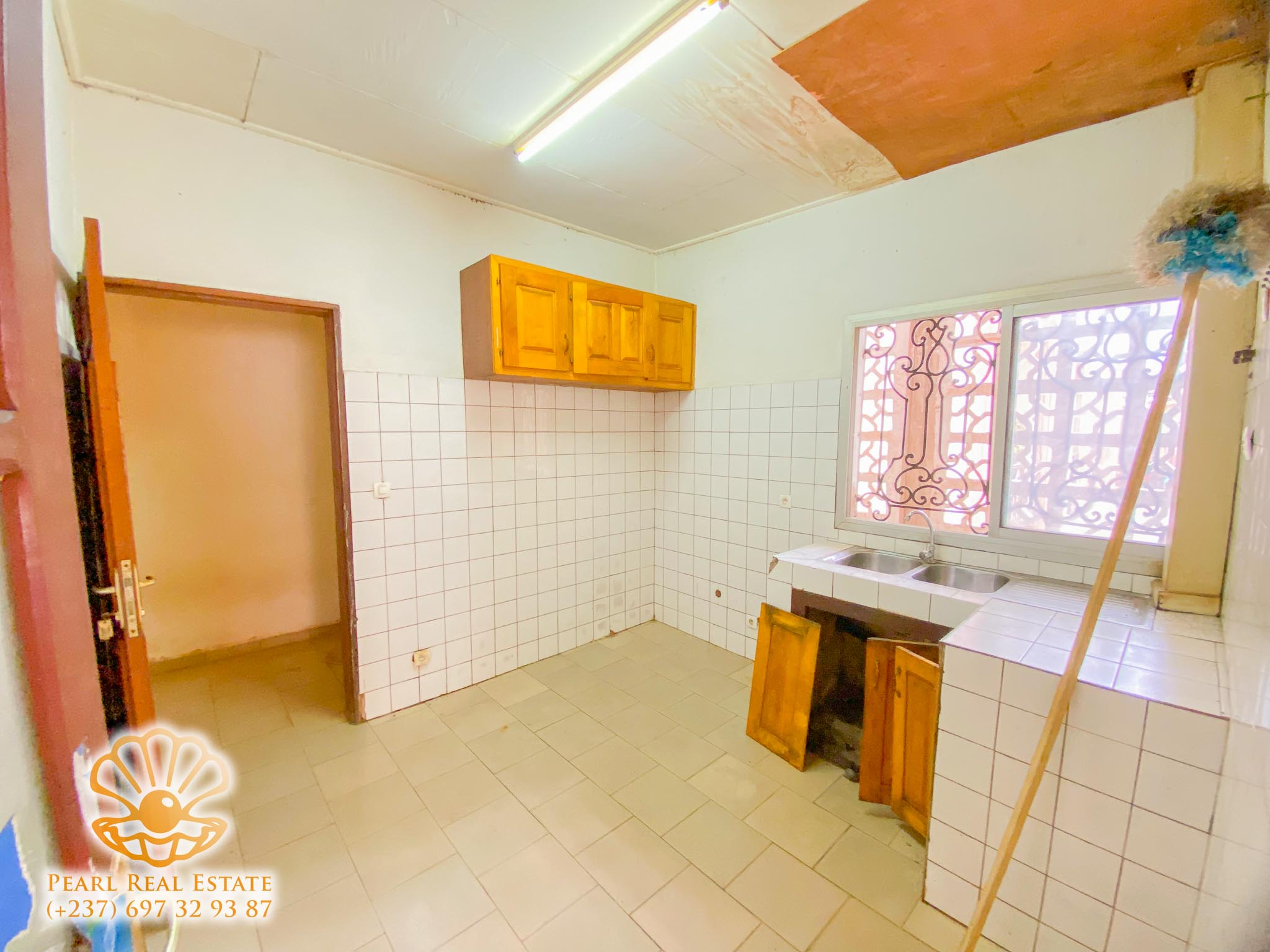 Appartement à louer - Yaoundé, Bastos, Carrefour Bastos - 1 salon(s), 2 chambre(s), 1 salle(s) de bains - 350 000 FCFA / mois