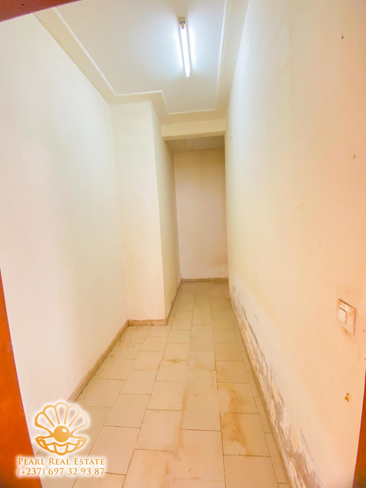 Appartement à louer - Yaoundé, Bastos, Carrefour Bastos - 1 salon(s), 2 chambre(s), 1 salle(s) de bains - 350 000 FCFA / mois