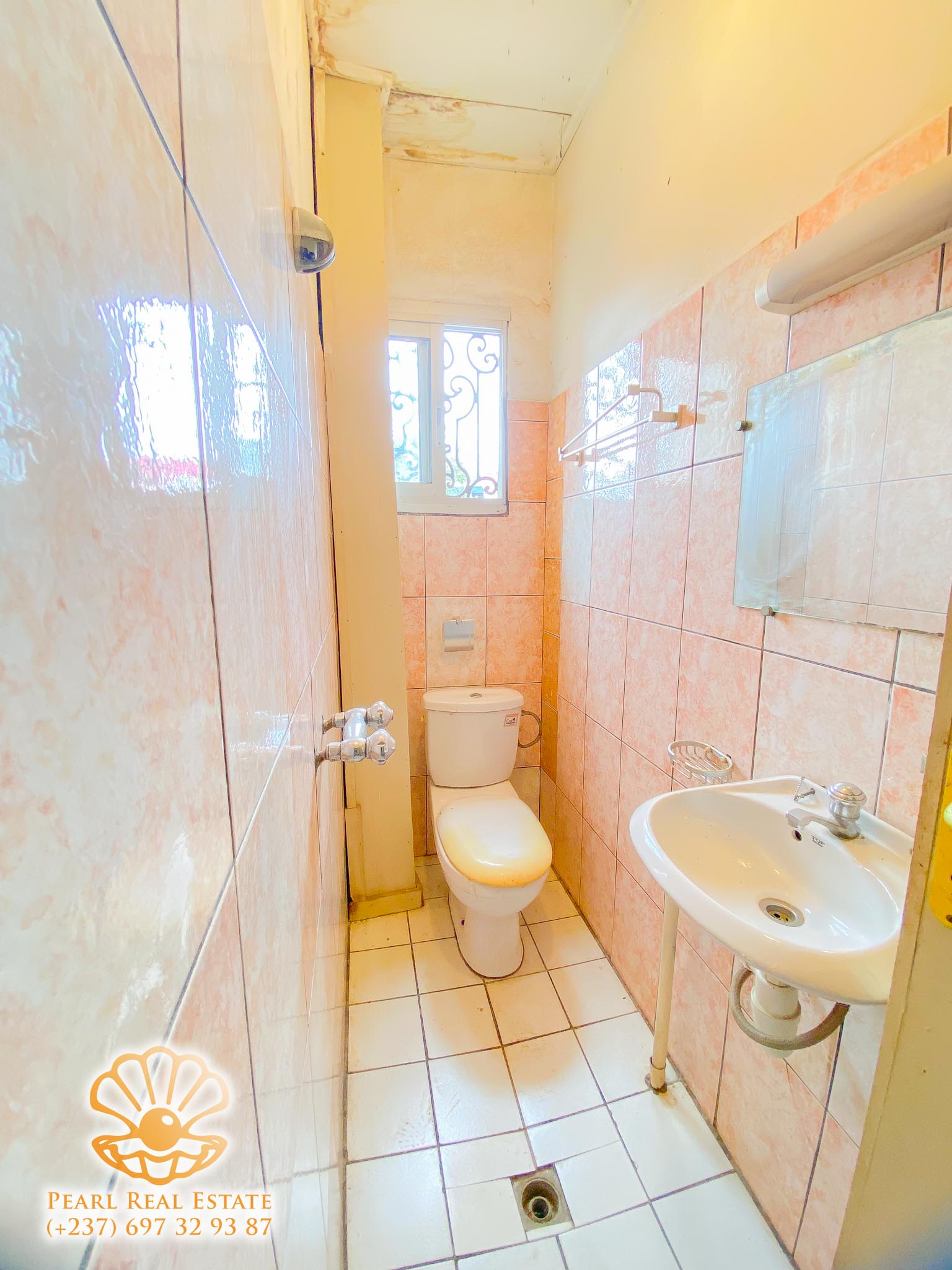 Appartement à louer - Yaoundé, Bastos, Carrefour Bastos - 1 salon(s), 2 chambre(s), 1 salle(s) de bains - 350 000 FCFA / mois