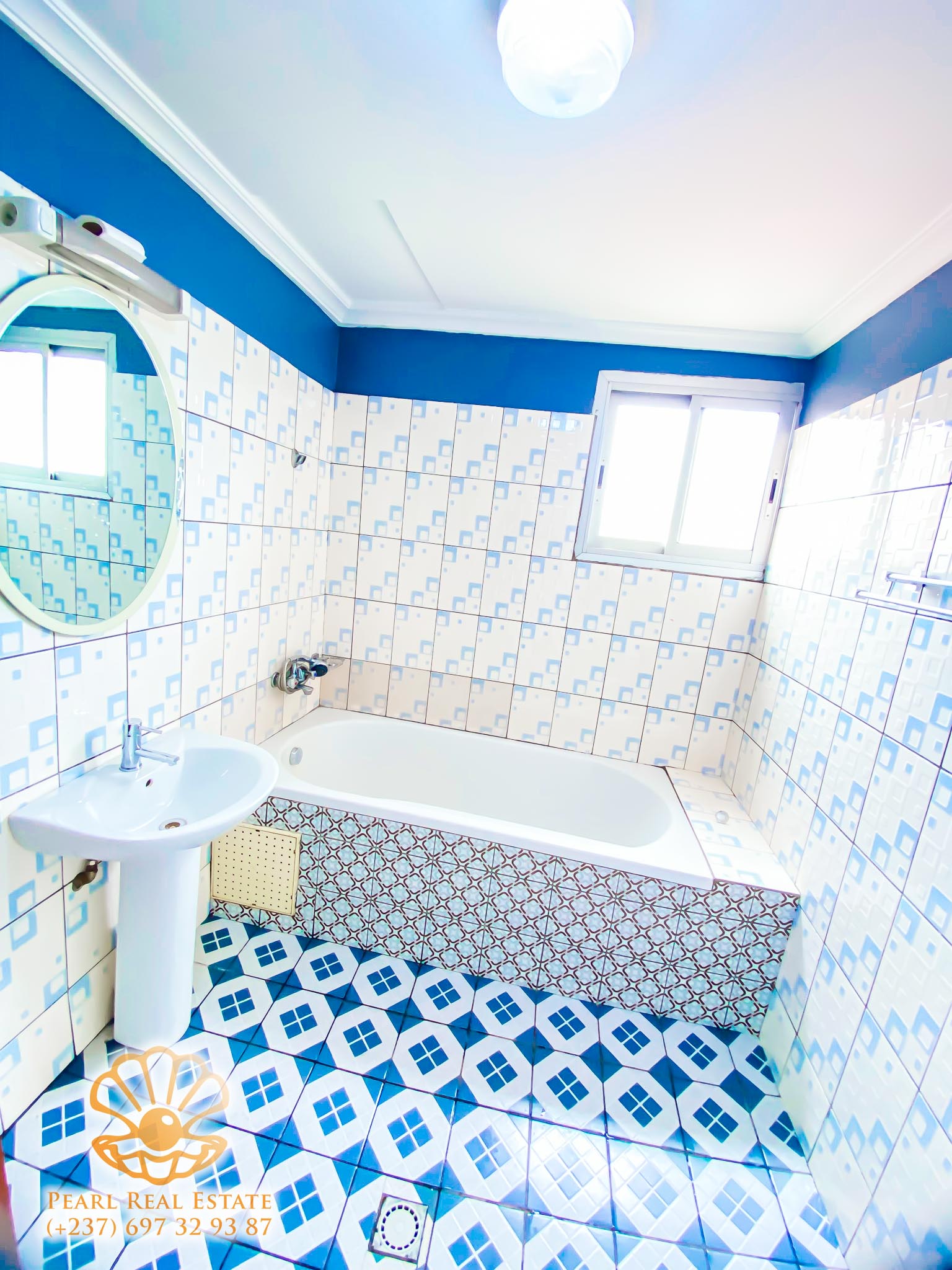 Apartment to rent - Yaoundé, Bastos, Carrefour Bastos - 1 living room(s), 2 bedroom(s), 1 bathroom(s) - 500 000 FCFA / month