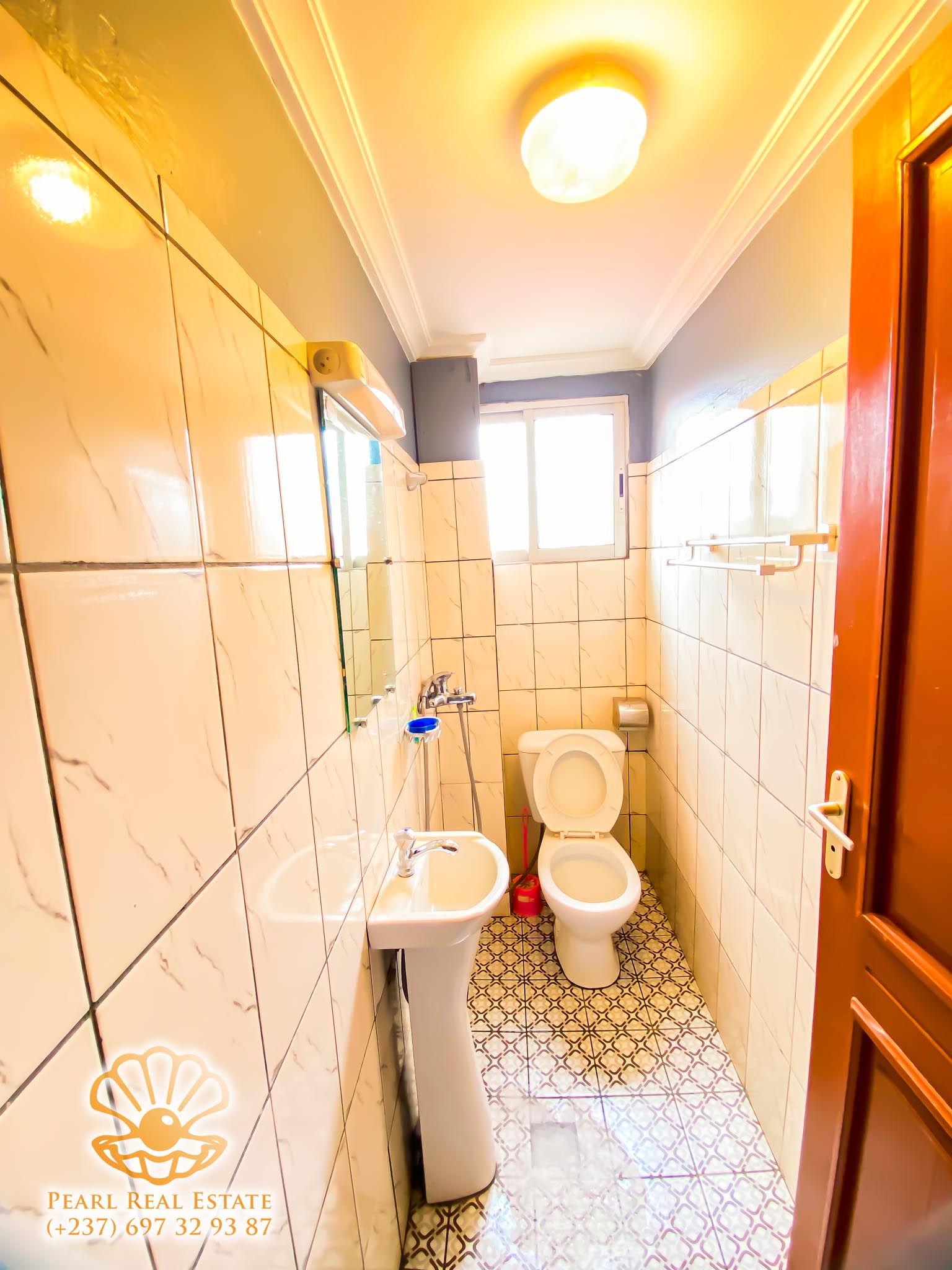Apartment to rent - Yaoundé, Bastos, Carrefour Bastos - 1 living room(s), 2 bedroom(s), 1 bathroom(s) - 500 000 FCFA / month