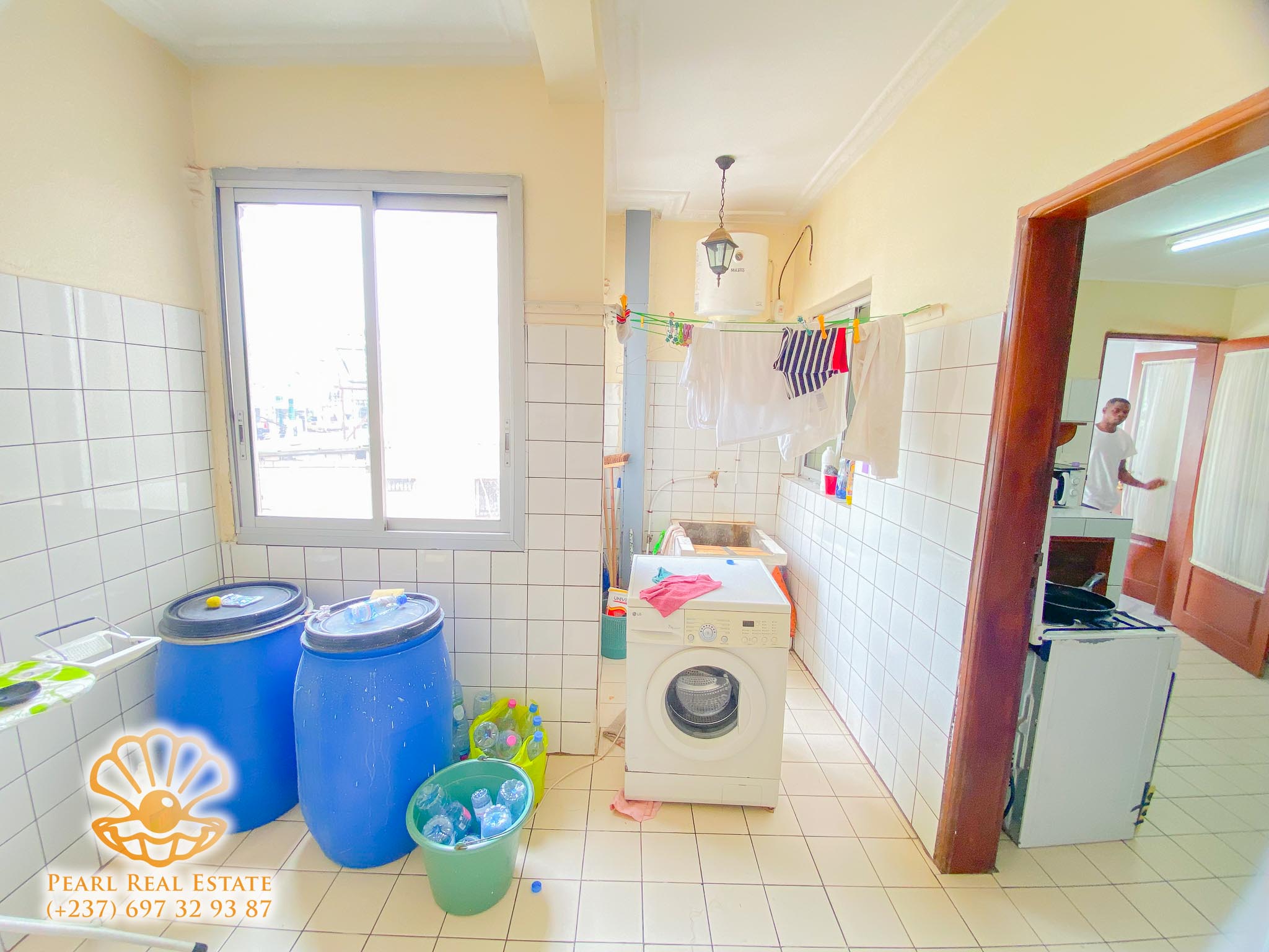 Apartment to rent - Yaoundé, Bastos, Carrefour Bastos - 1 living room(s), 2 bedroom(s), 1 bathroom(s) - 500 000 FCFA / month