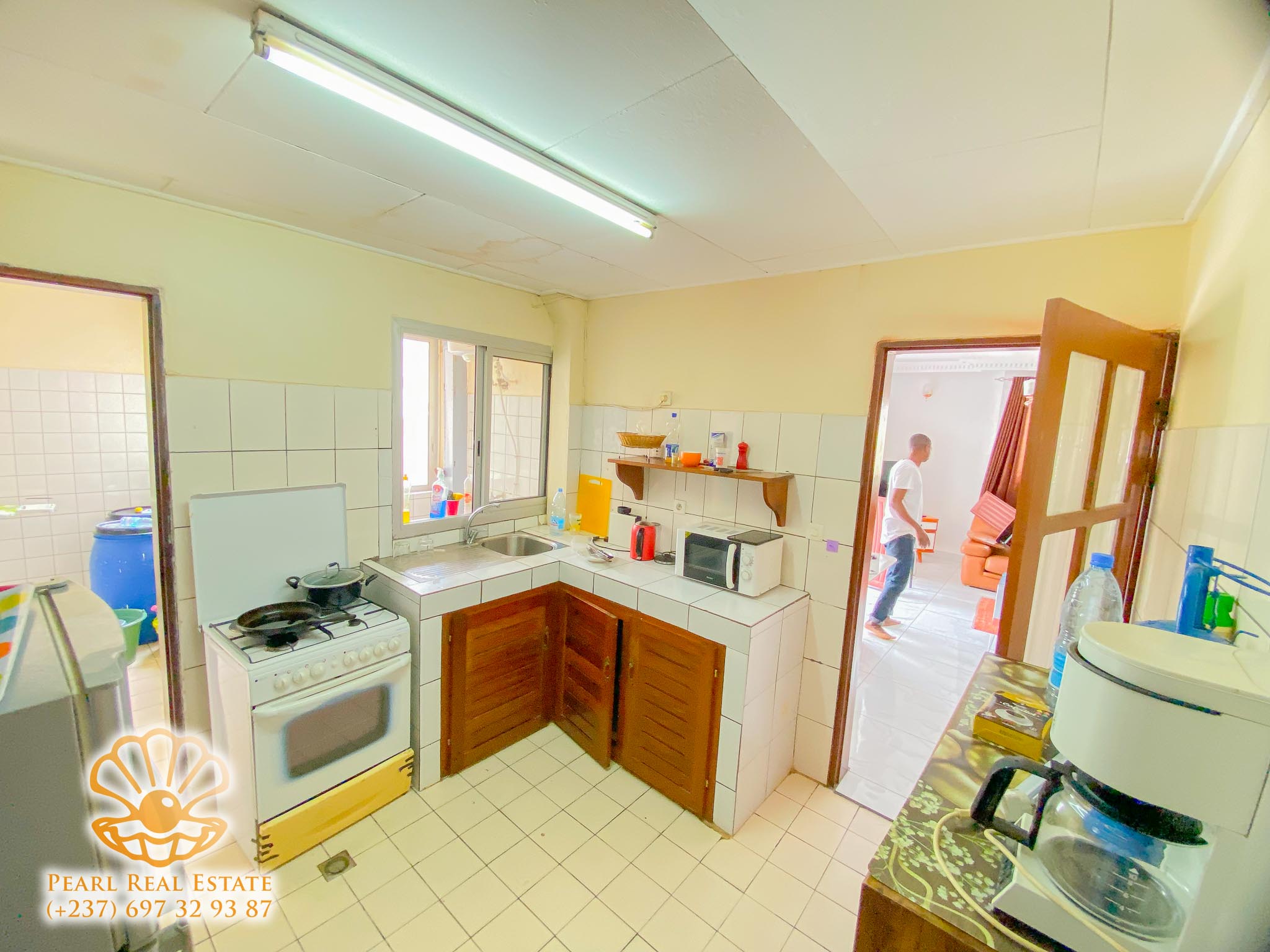 Apartment to rent - Yaoundé, Bastos, Carrefour Bastos - 1 living room(s), 2 bedroom(s), 1 bathroom(s) - 500 000 FCFA / month