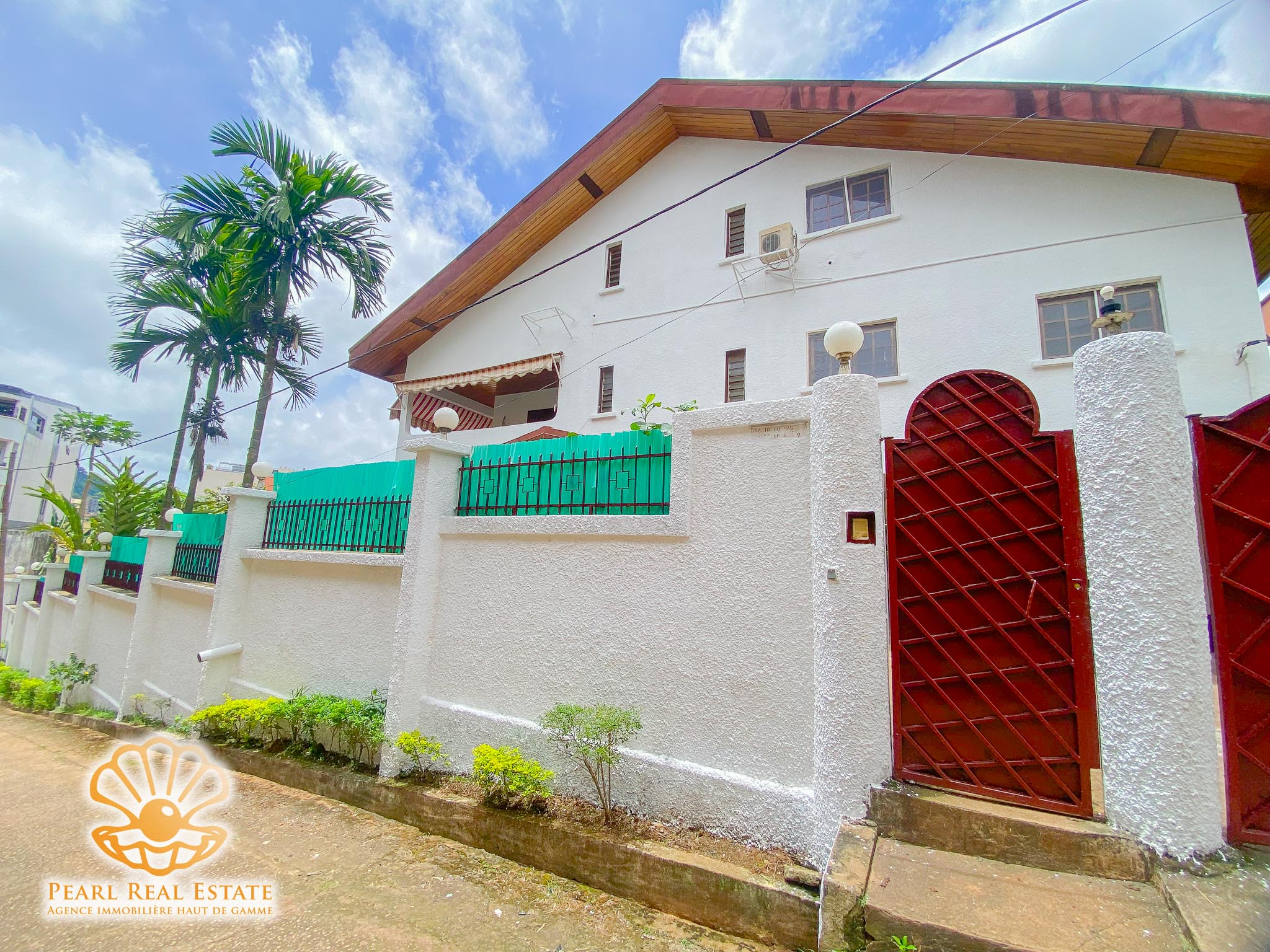 Maison (Villa) à louer - Yaoundé, Bastos, Nouvelle route Bastos - 1 salon(s), 4 chambre(s), 3 salle(s) de bains - 3 000 000 FCFA / mois