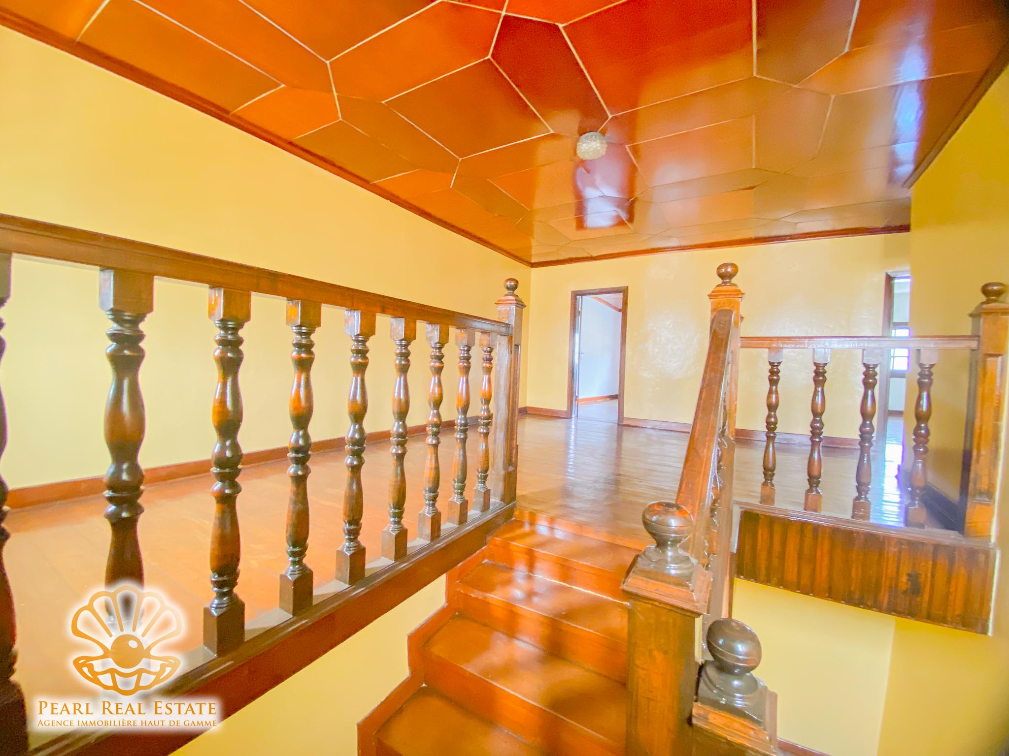 Maison (Villa) à louer - Yaoundé, Bastos, Nouvelle route Bastos - 1 salon(s), 4 chambre(s), 3 salle(s) de bains - 3 000 000 FCFA / mois