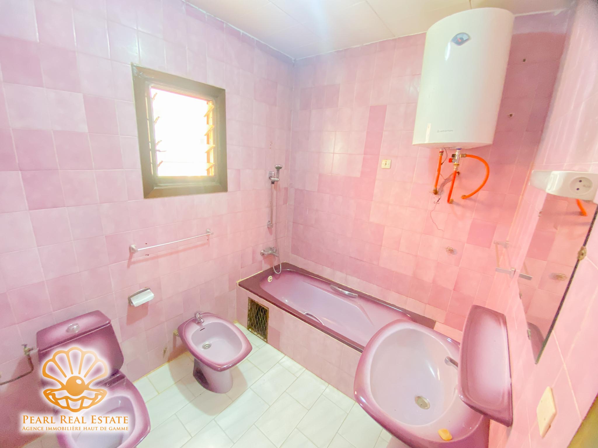 Maison (Villa) à louer - Yaoundé, Bastos, Nouvelle route Bastos - 1 salon(s), 4 chambre(s), 3 salle(s) de bains - 3 000 000 FCFA / mois
