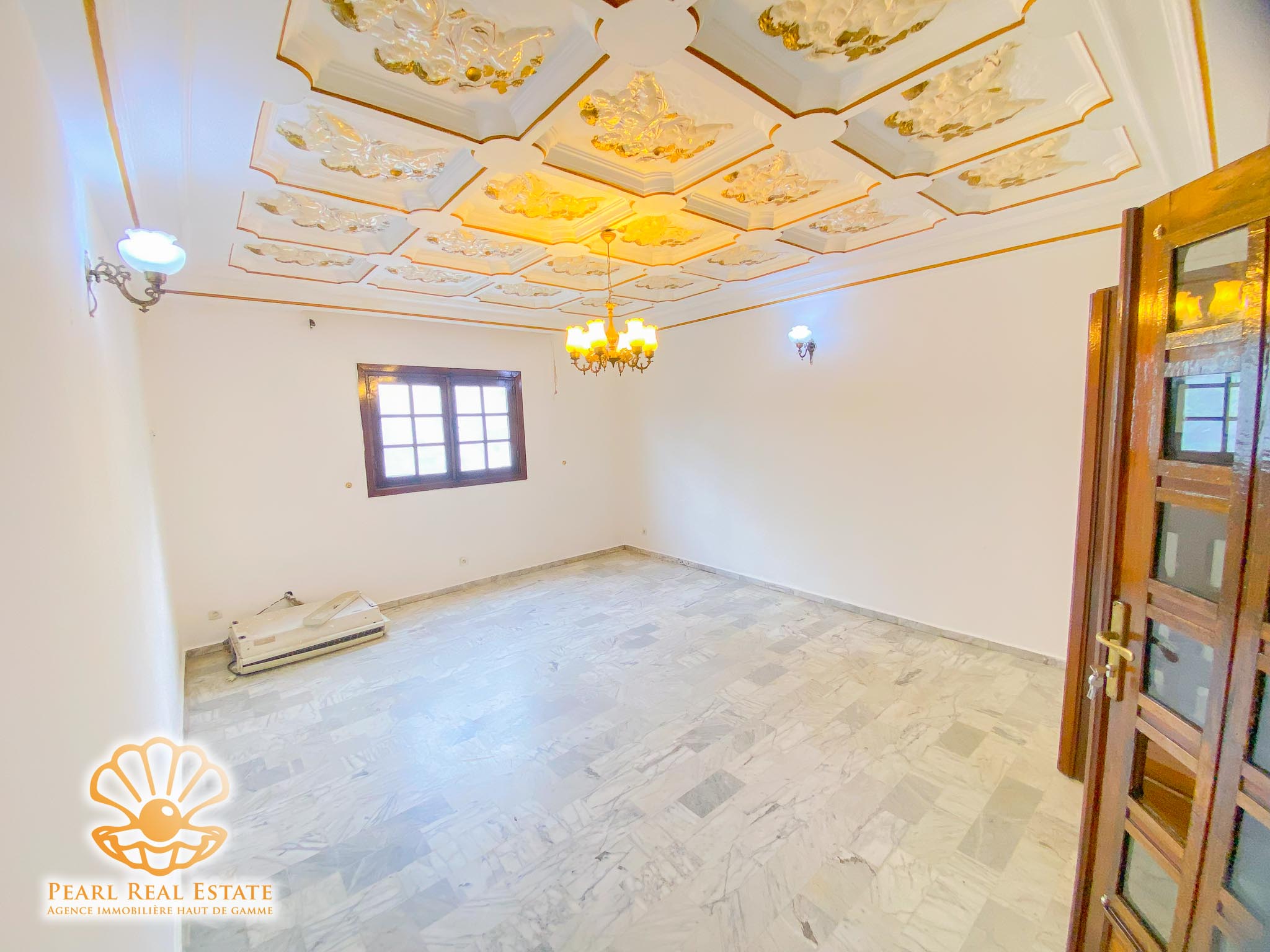 Maison (Villa) à louer - Yaoundé, Bastos, Nouvelle route Bastos - 1 salon(s), 4 chambre(s), 3 salle(s) de bains - 3 000 000 FCFA / mois