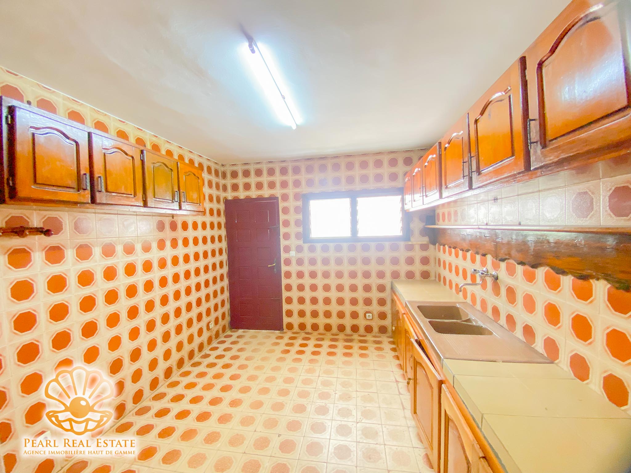 Maison (Villa) à louer - Yaoundé, Bastos, Nouvelle route Bastos - 1 salon(s), 4 chambre(s), 3 salle(s) de bains - 3 000 000 FCFA / mois
