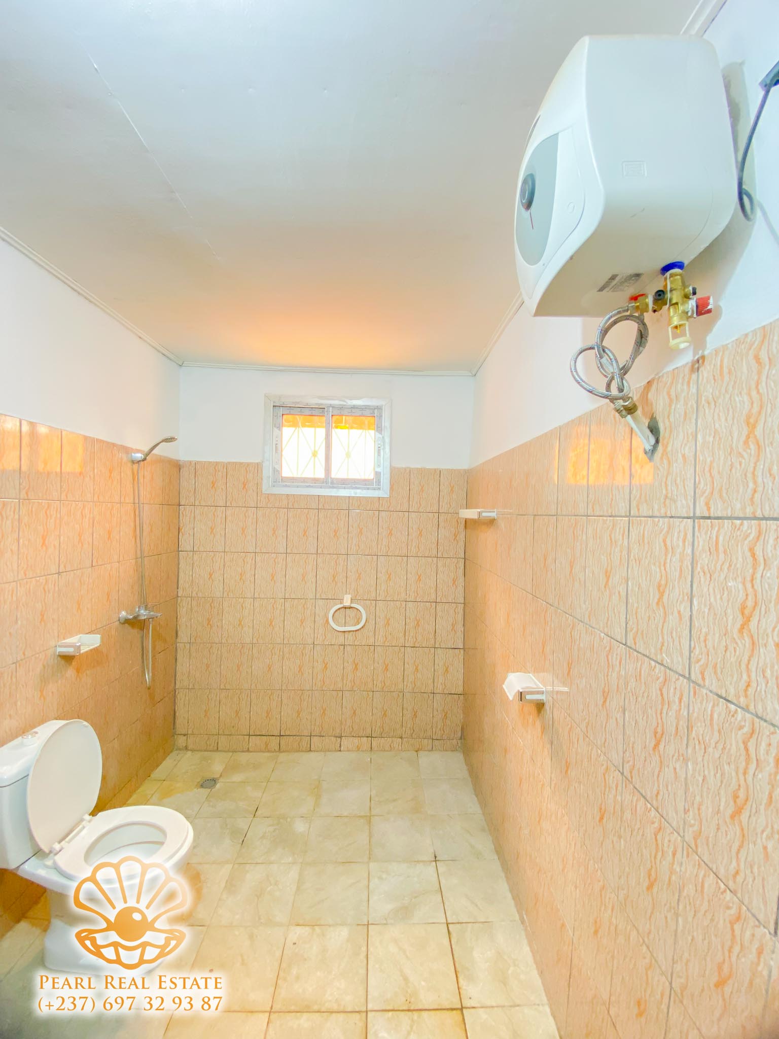 Appartement à louer - Yaoundé, Bastos, Derrière Ambassade du Nigéria - 1 salon(s), 3 chambre(s), 2 salle(s) de bains - 500 000 FCFA / mois
