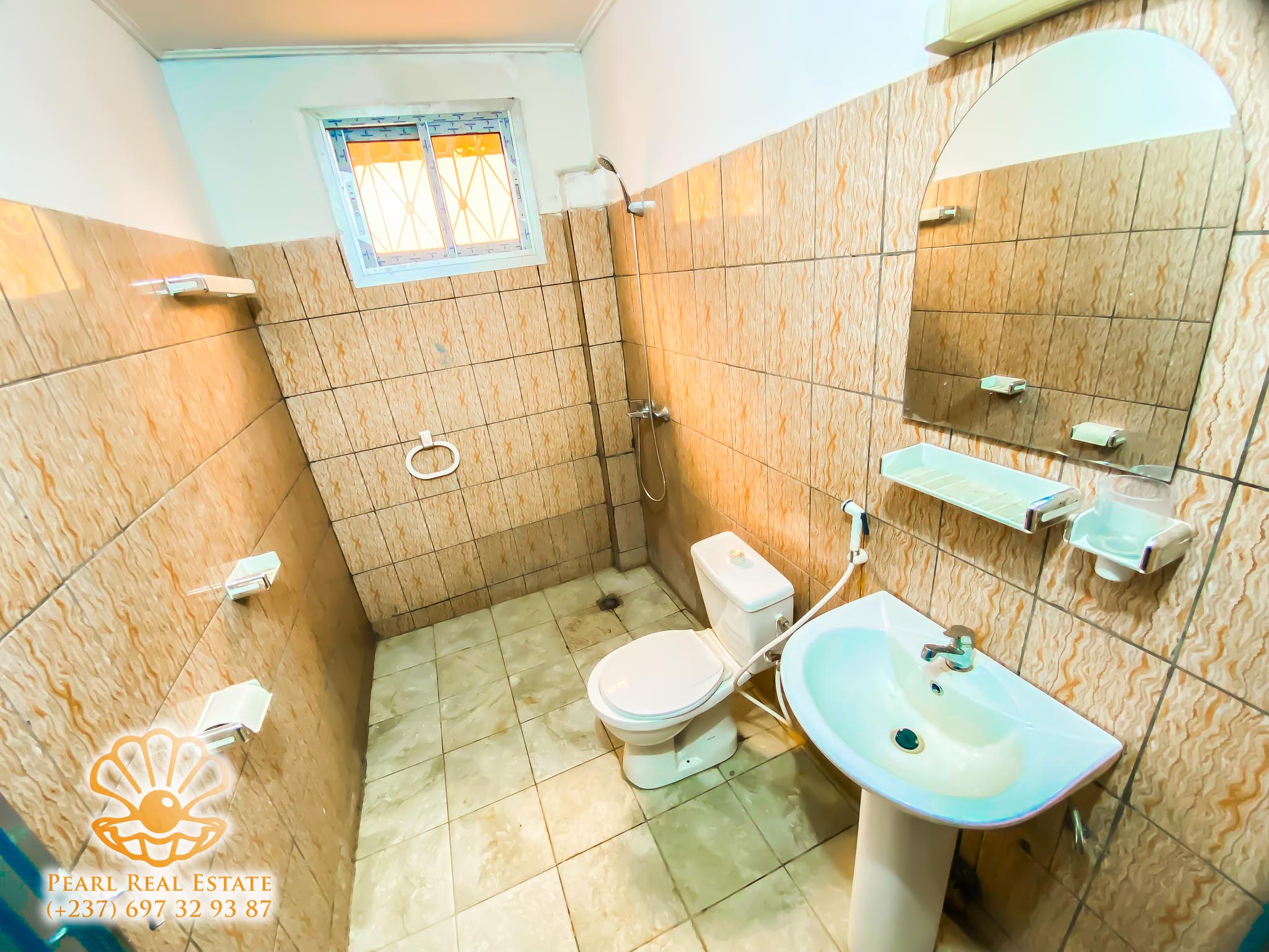 Appartement à louer - Yaoundé, Bastos, Derrière Ambassade du Nigéria - 1 salon(s), 3 chambre(s), 2 salle(s) de bains - 500 000 FCFA / mois