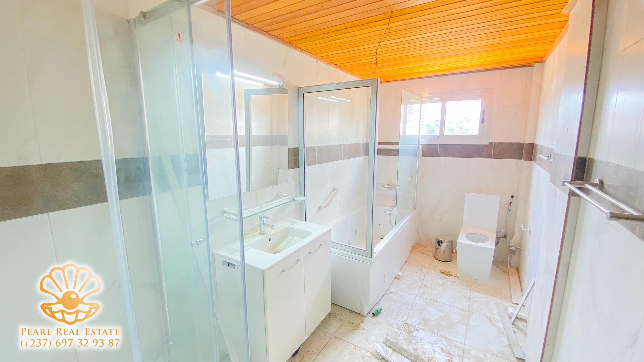 Apartment to rent - Yaoundé, Bastos, Ambassade de Chine - 1 living room(s), 3 bedroom(s), 2 bathroom(s) - 2 000 000 FCFA / month