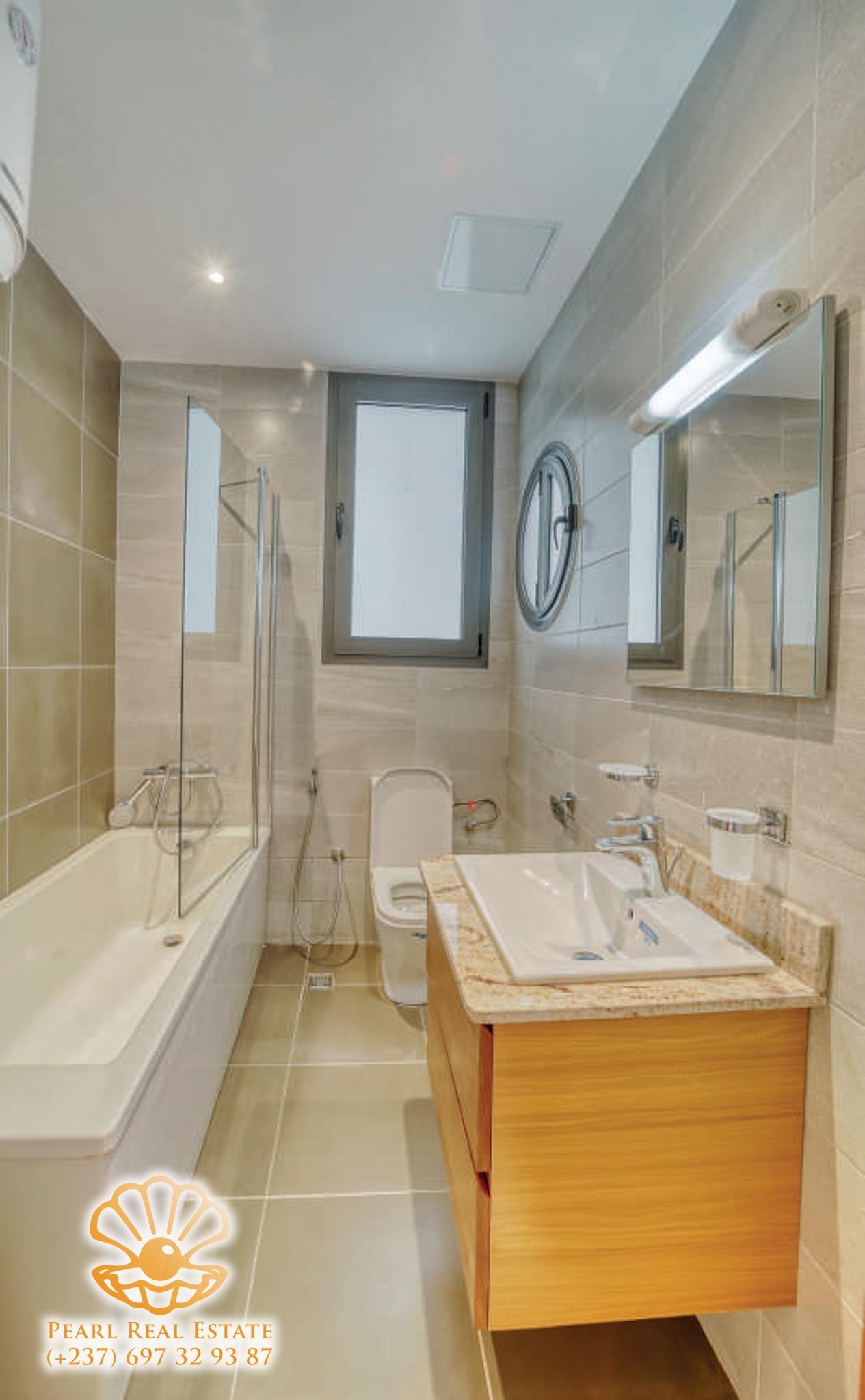 Apartment to rent - Yaoundé, Abome, Golf Présidence - 1 living room(s), 3 bedroom(s), 4 bathroom(s) - 2 500 000 FCFA / month