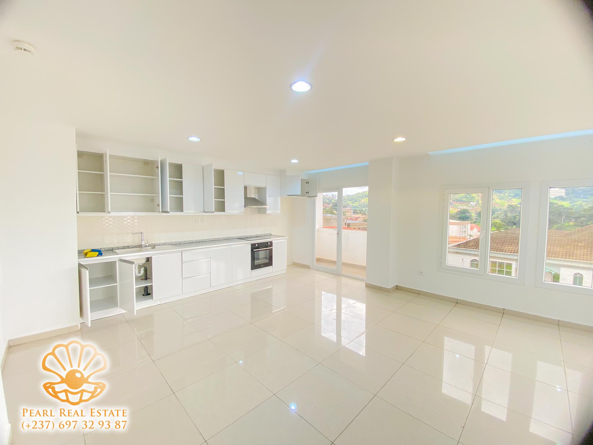 Apartment to rent - Yaoundé, Bastos, Golf - 1 living room(s), 3 bedroom(s), 2 bathroom(s) - 1 500 000 FCFA / month