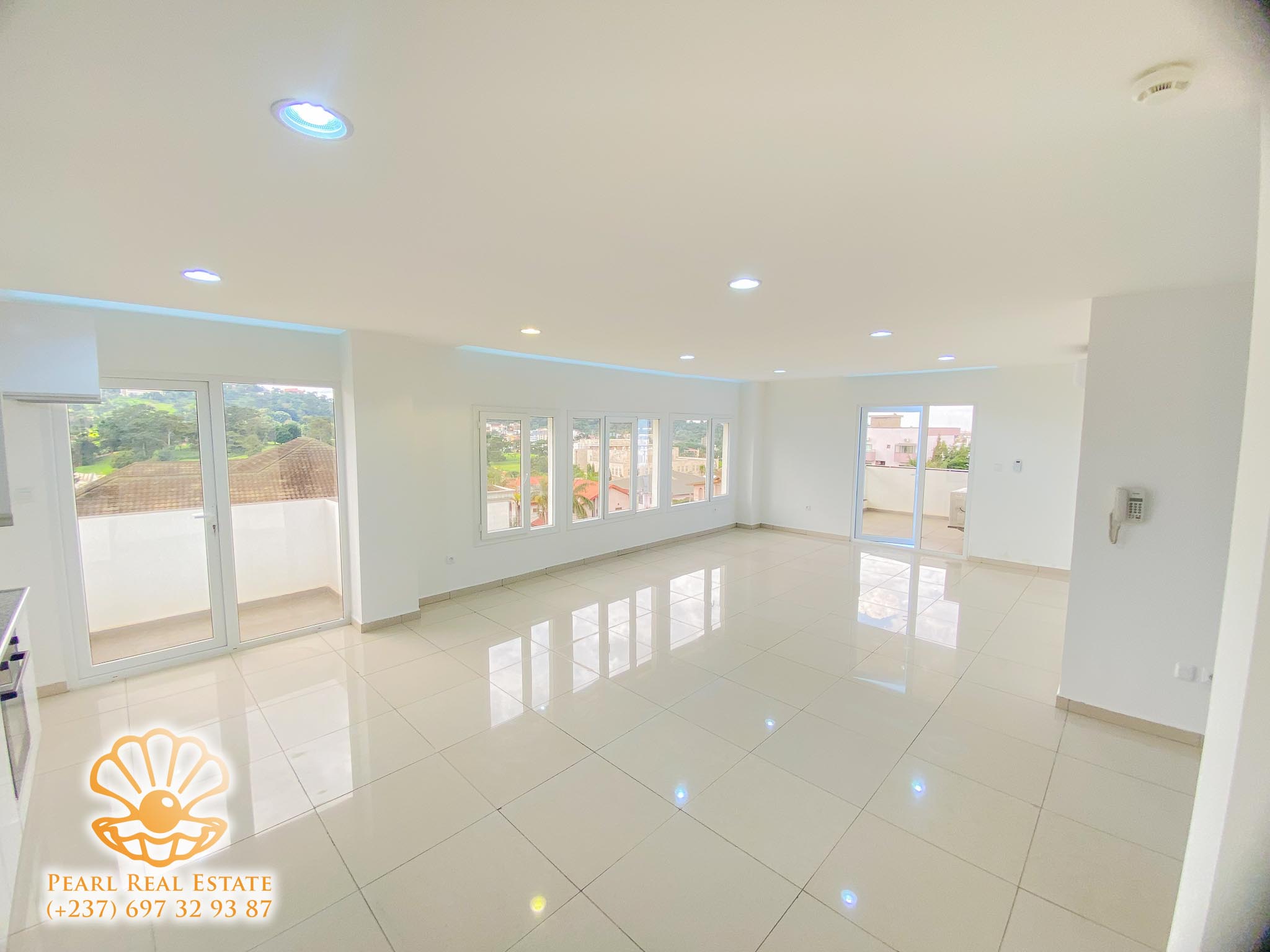 Apartment to rent - Yaoundé, Bastos, Golf - 1 living room(s), 3 bedroom(s), 2 bathroom(s) - 1 500 000 FCFA / month