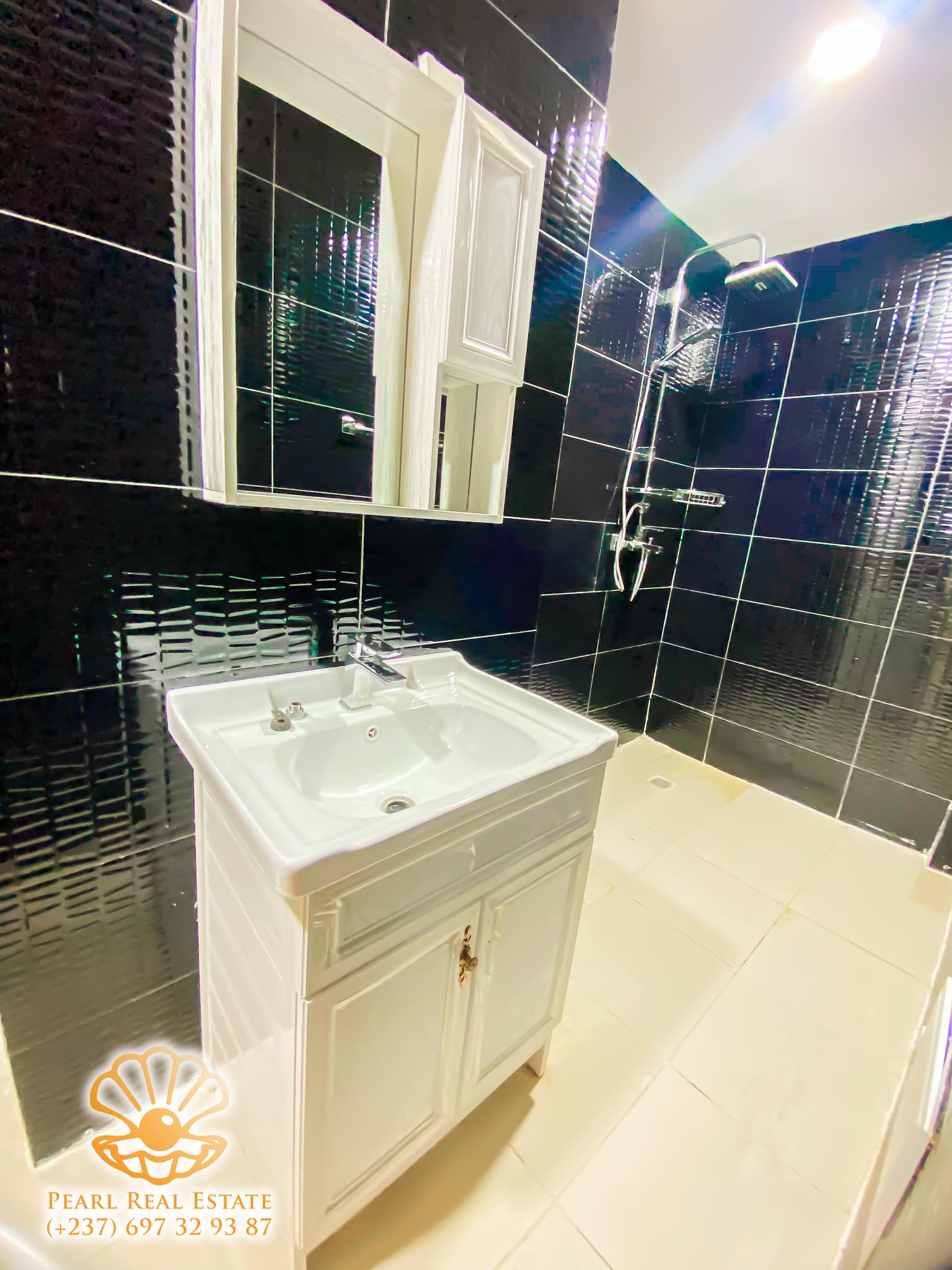 Apartment to rent - Yaoundé, Bastos, Golf - 1 living room(s), 3 bedroom(s), 2 bathroom(s) - 1 500 000 FCFA / month