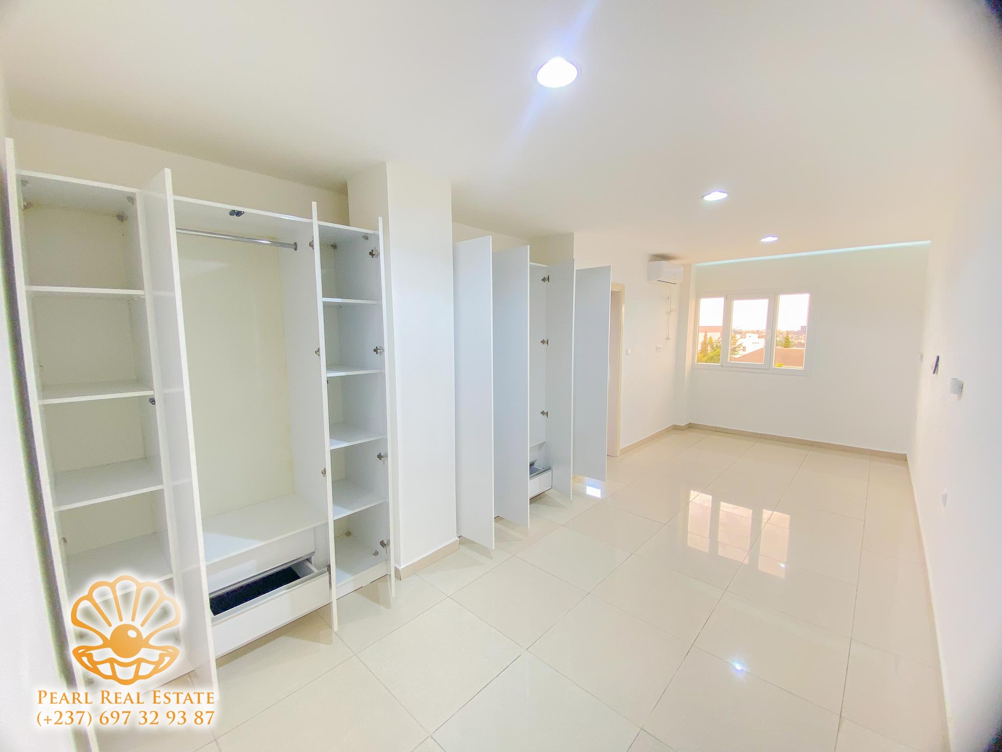 Apartment to rent - Yaoundé, Bastos, Golf - 1 living room(s), 3 bedroom(s), 2 bathroom(s) - 1 500 000 FCFA / month