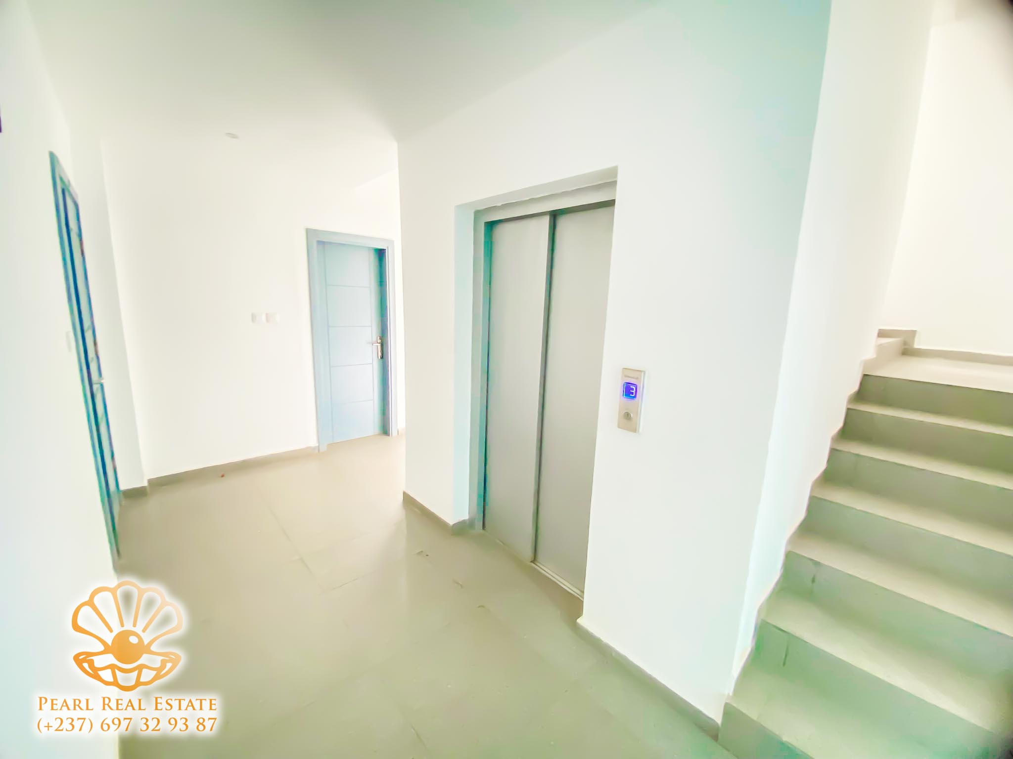 Apartment to rent - Yaoundé, Bastos, Golf - 1 living room(s), 3 bedroom(s), 2 bathroom(s) - 1 500 000 FCFA / month