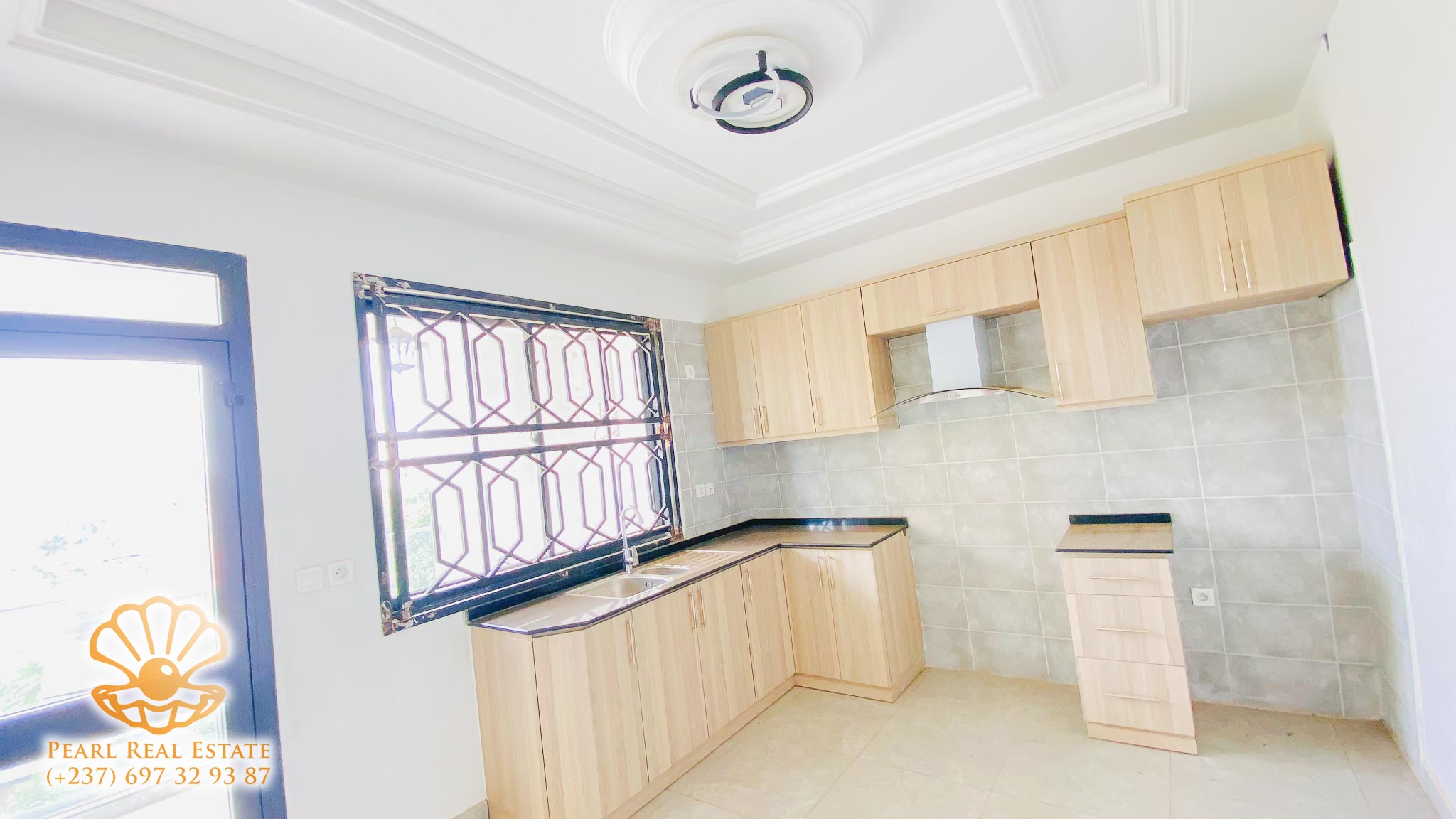 Apartment to rent - Yaoundé, Bastos, Nouvelle route Bastos - 1 living room(s), 2 bedroom(s), 1 bathroom(s) - 1 000 000 FCFA / month