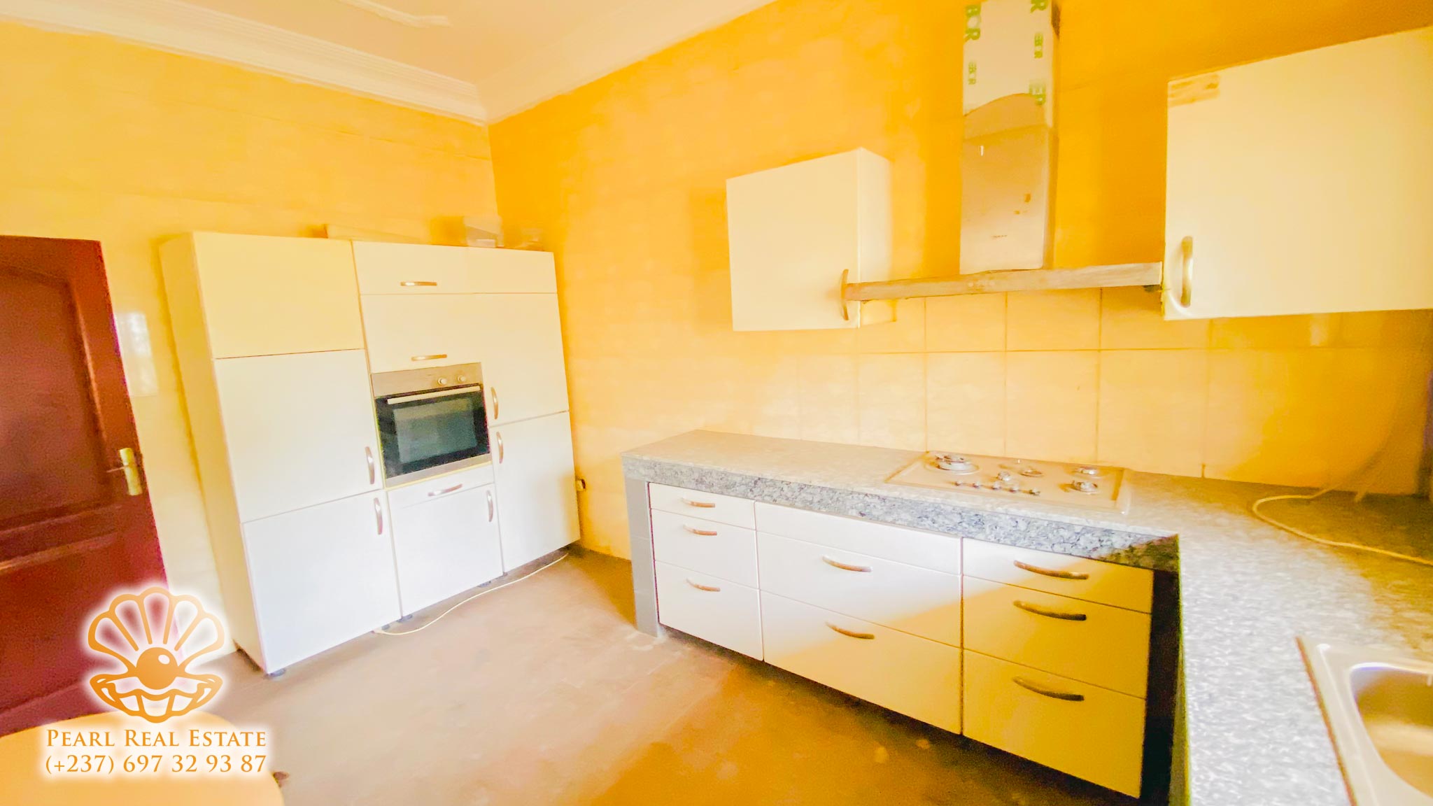 Apartment to rent - Yaoundé, Bastos, Golf club - 1 living room(s), 3 bedroom(s), 2 bathroom(s) - 1 000 000 FCFA / month