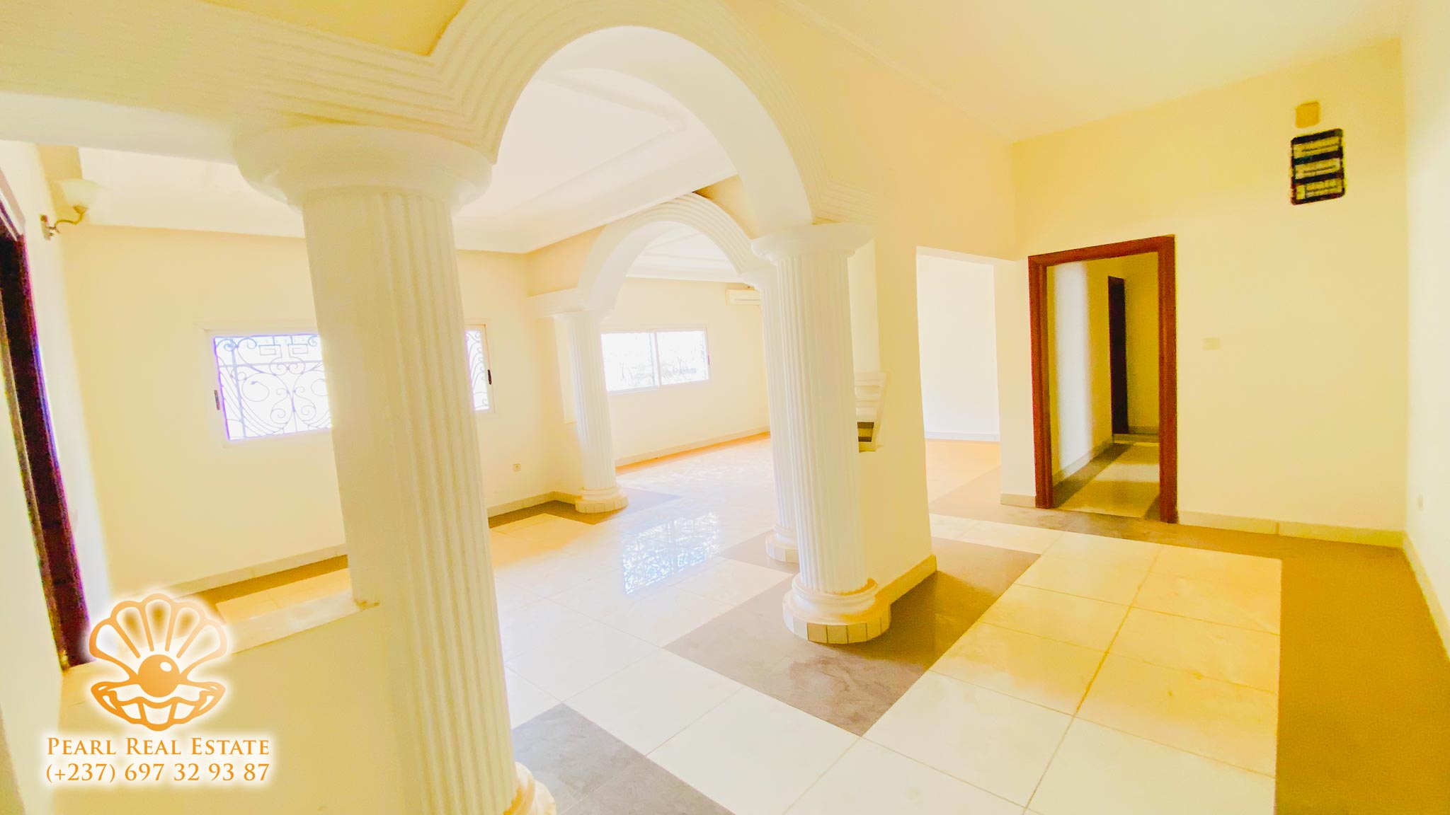 Appartement à louer - Yaoundé, Bastos, Golf club - 1 salon(s), 3 chambre(s), 2 salle(s) de bains - 1 000 000 FCFA / mois
