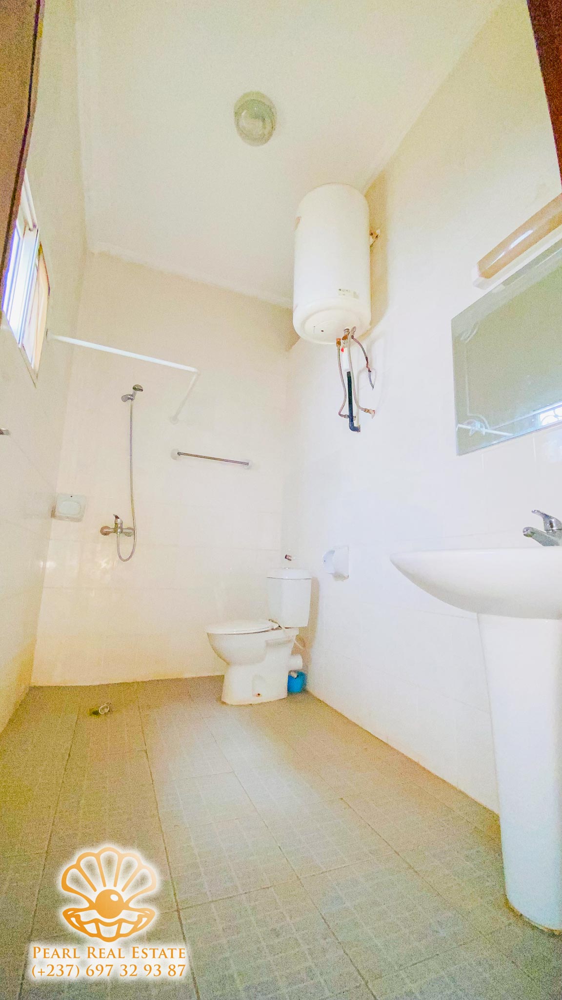 Appartement à louer - Yaoundé, Bastos, Golf club - 1 salon(s), 3 chambre(s), 2 salle(s) de bains - 1 000 000 FCFA / mois