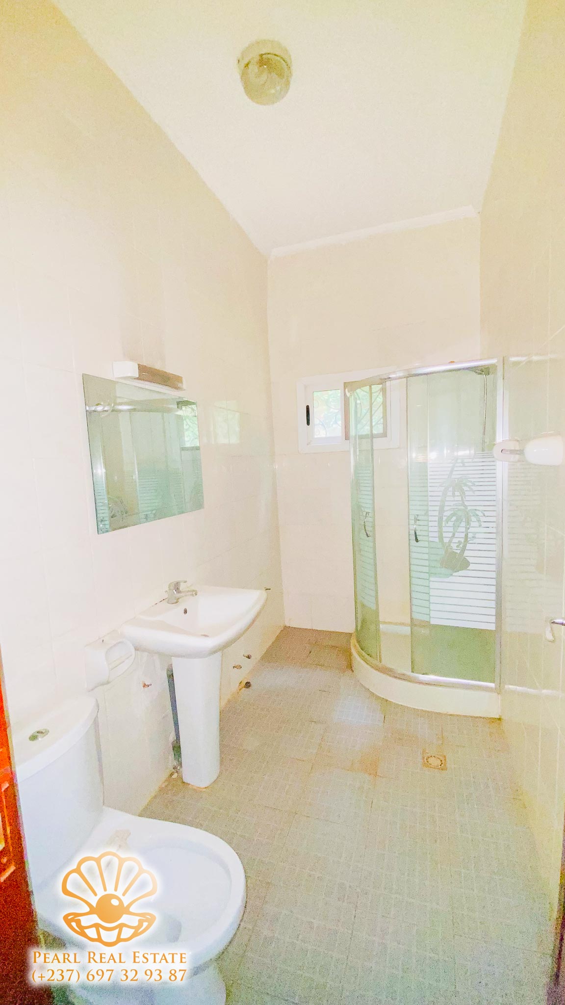 Appartement à louer - Yaoundé, Bastos, Golf club - 1 salon(s), 3 chambre(s), 2 salle(s) de bains - 1 000 000 FCFA / mois
