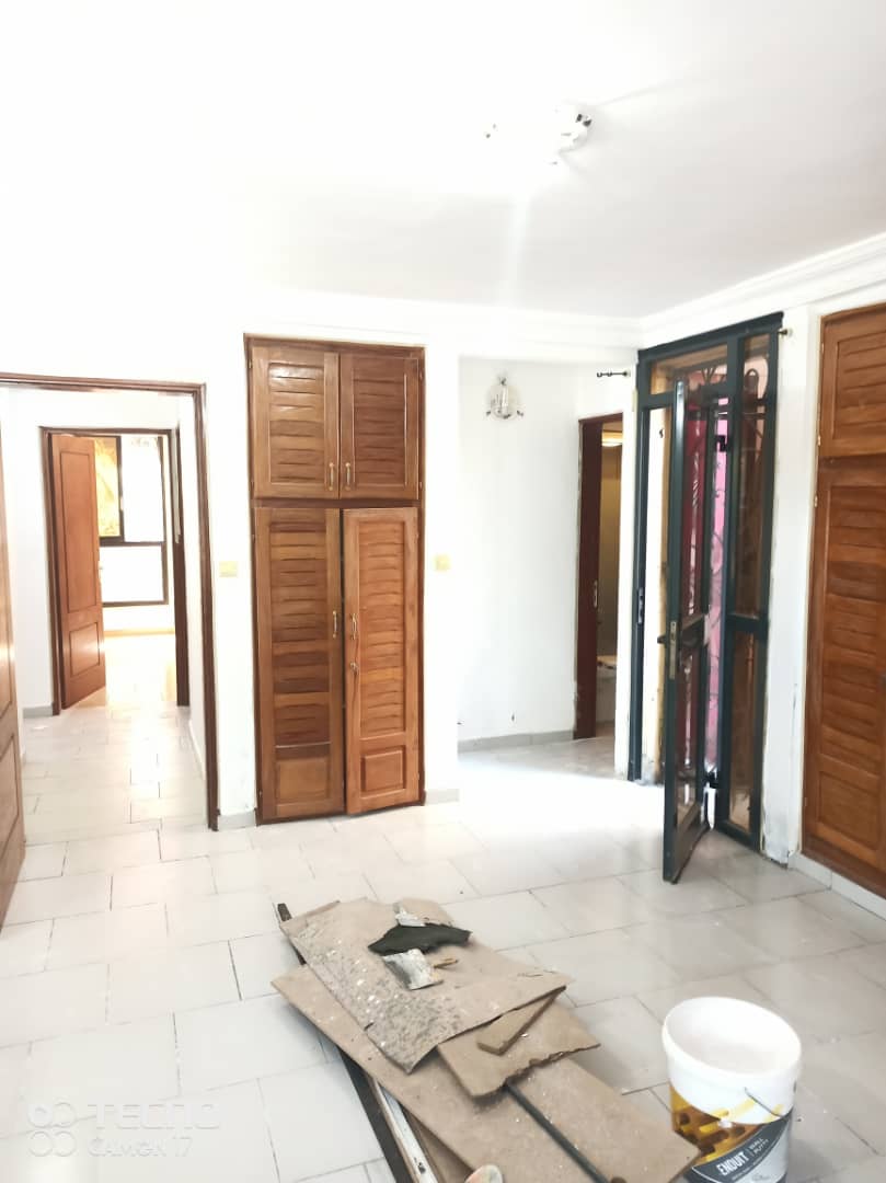 Apartment to rent - Douala, Bonapriso, Bonapriso centre - 1 living room(s), 3 bedroom(s), 2 bathroom(s) - 900 000 FCFA / month