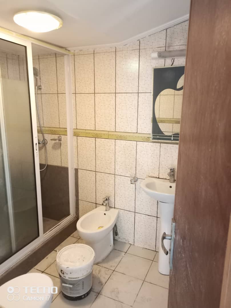 Apartment to rent - Douala, Bonapriso, Bonapriso centre - 1 living room(s), 3 bedroom(s), 2 bathroom(s) - 900 000 FCFA / month