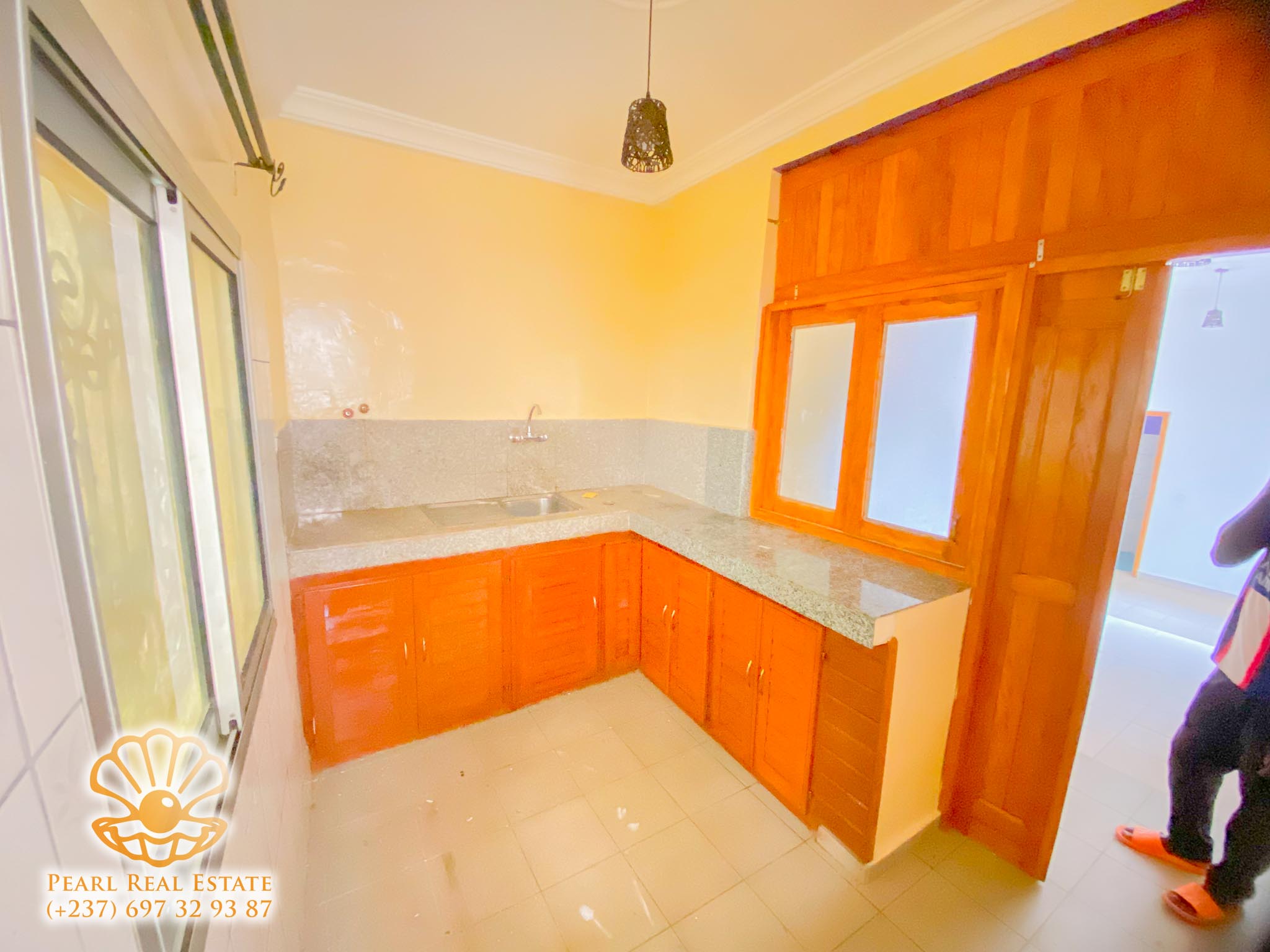Appartement à louer - Yaoundé, Bastos, Golf - 1 salon(s), 2 chambre(s), 1 salle(s) de bains - 350 000 FCFA / mois