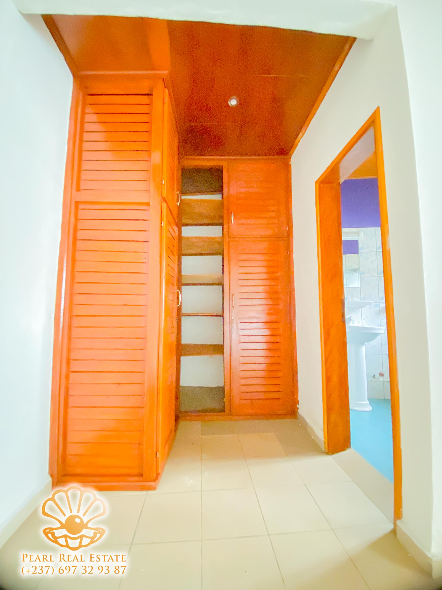 Appartement à louer - Yaoundé, Bastos, Golf - 1 salon(s), 2 chambre(s), 1 salle(s) de bains - 350 000 FCFA / mois