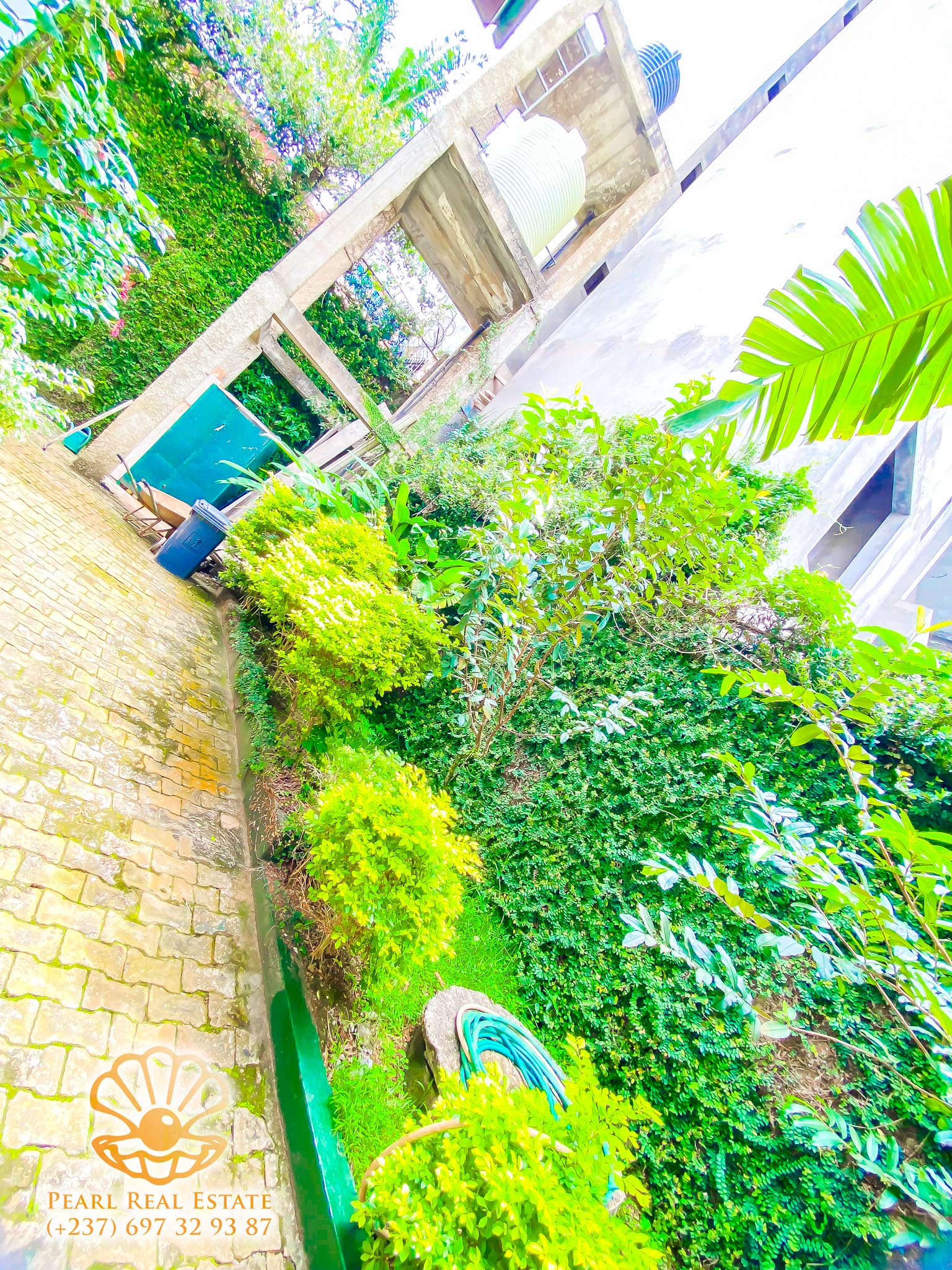 Appartement à louer - Yaoundé, Bastos, Golf - 1 salon(s), 2 chambre(s), 1 salle(s) de bains - 350 000 FCFA / mois