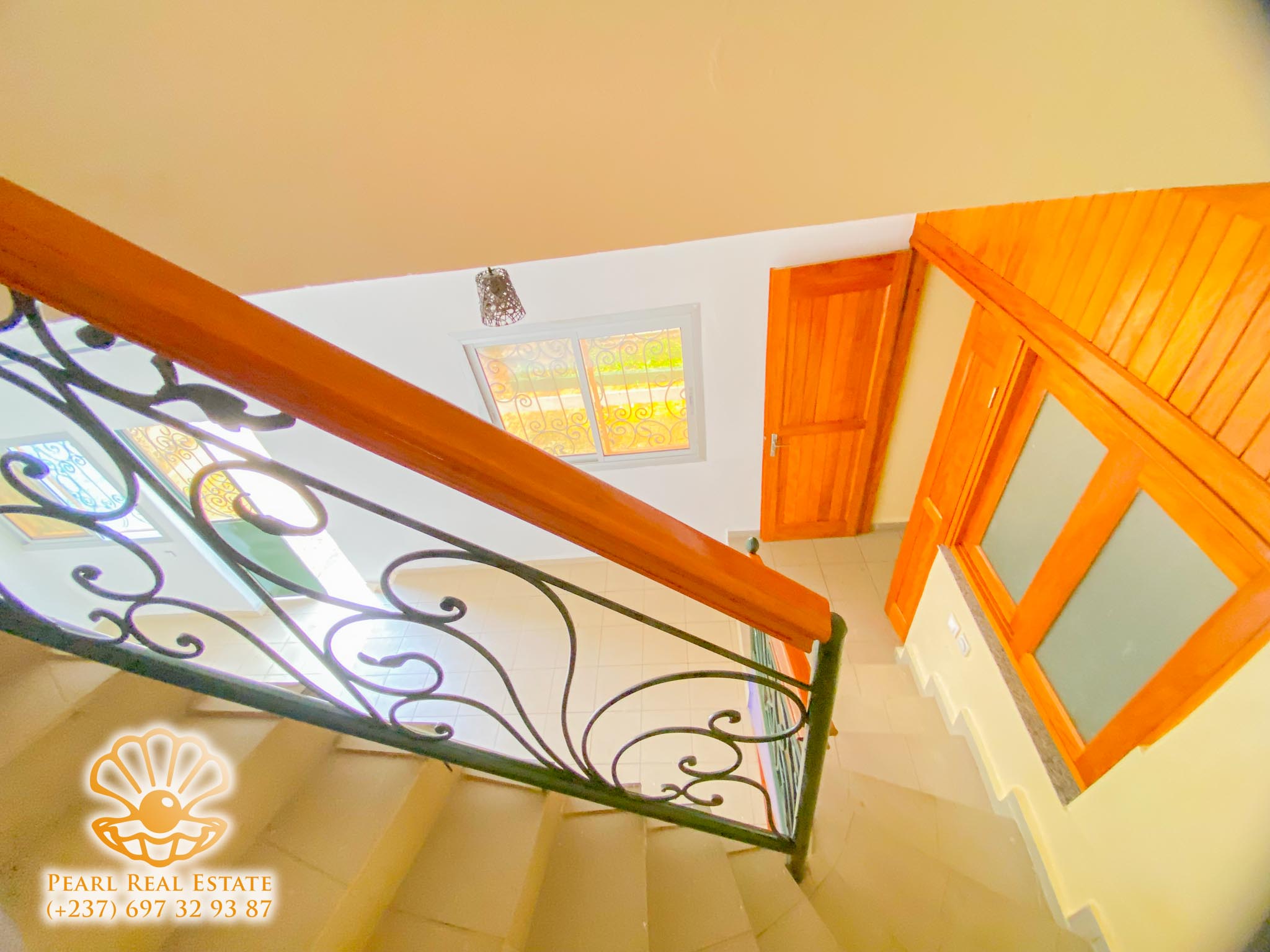 Appartement à louer - Yaoundé, Bastos, Golf - 1 salon(s), 2 chambre(s), 1 salle(s) de bains - 350 000 FCFA / mois