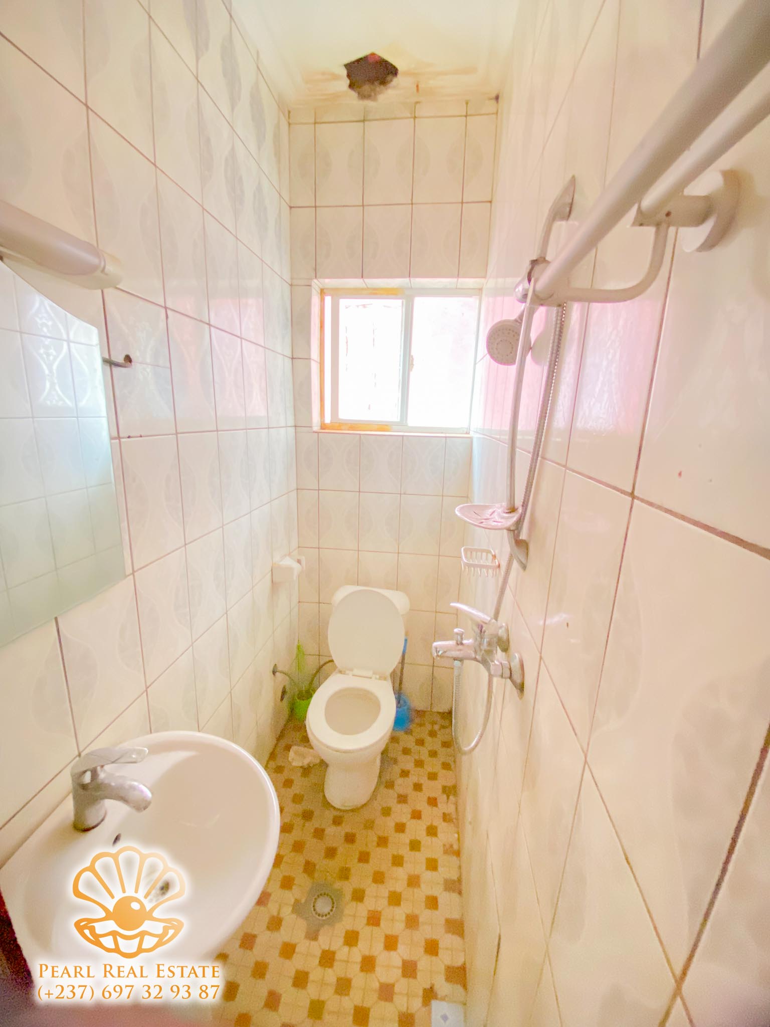 Apartment to rent - Yaoundé, Mfandena, Mfandena - 1 living room(s), 2 bedroom(s), 1 bathroom(s) - 150 000 FCFA / month