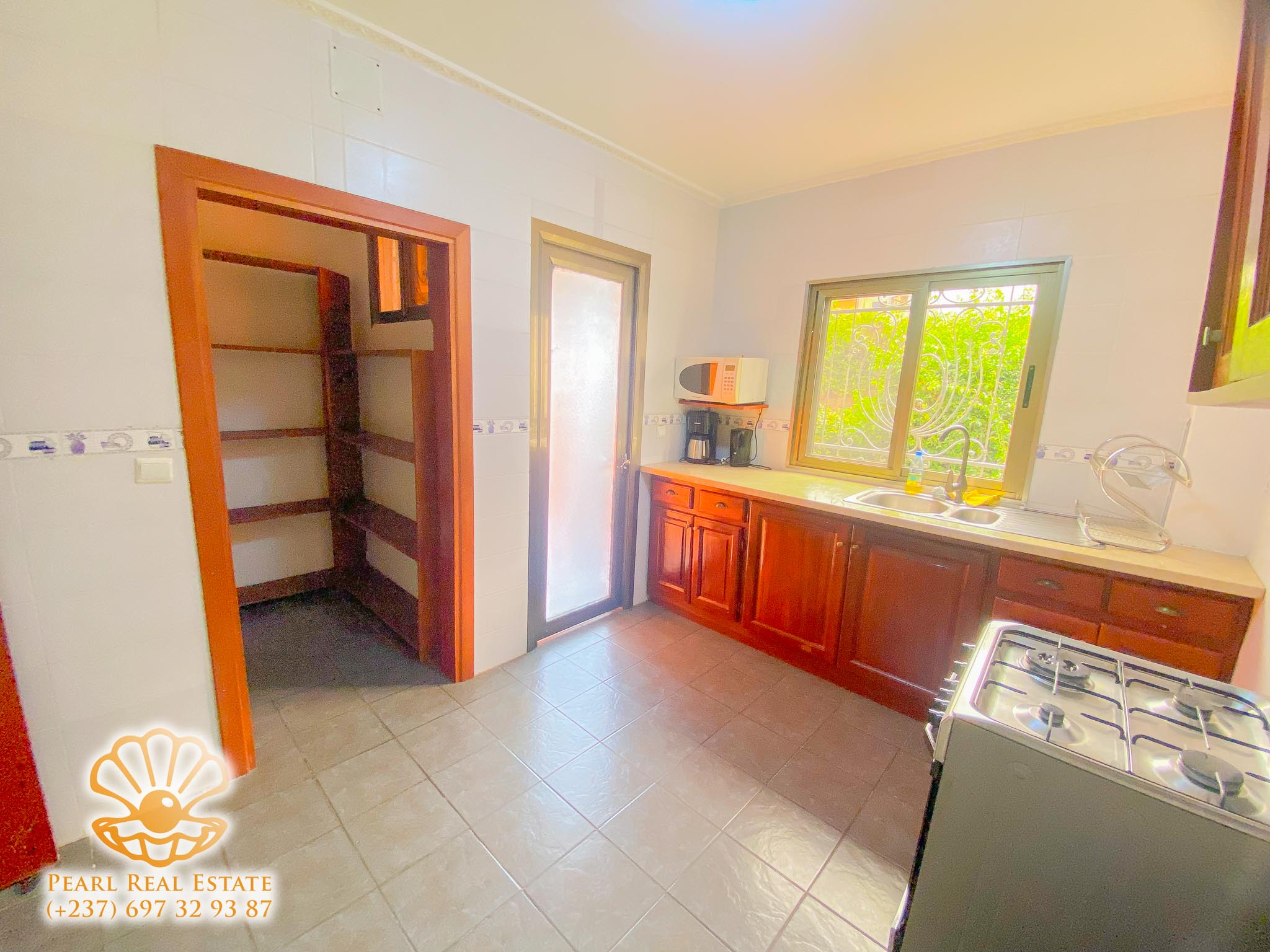 Apartment to rent - Yaoundé, Bastos, Golf - 1 living room(s), 3 bedroom(s), 2 bathroom(s) - 100 000 FCFA / month