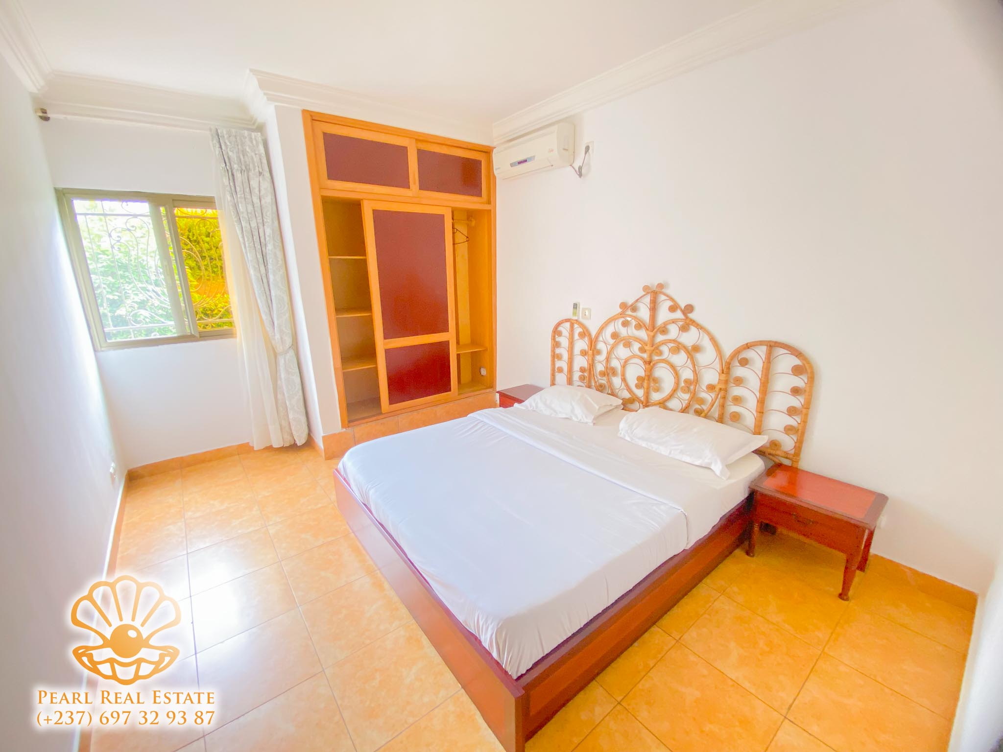 Apartment to rent - Yaoundé, Bastos, Golf - 1 living room(s), 3 bedroom(s), 2 bathroom(s) - 100 000 FCFA / month