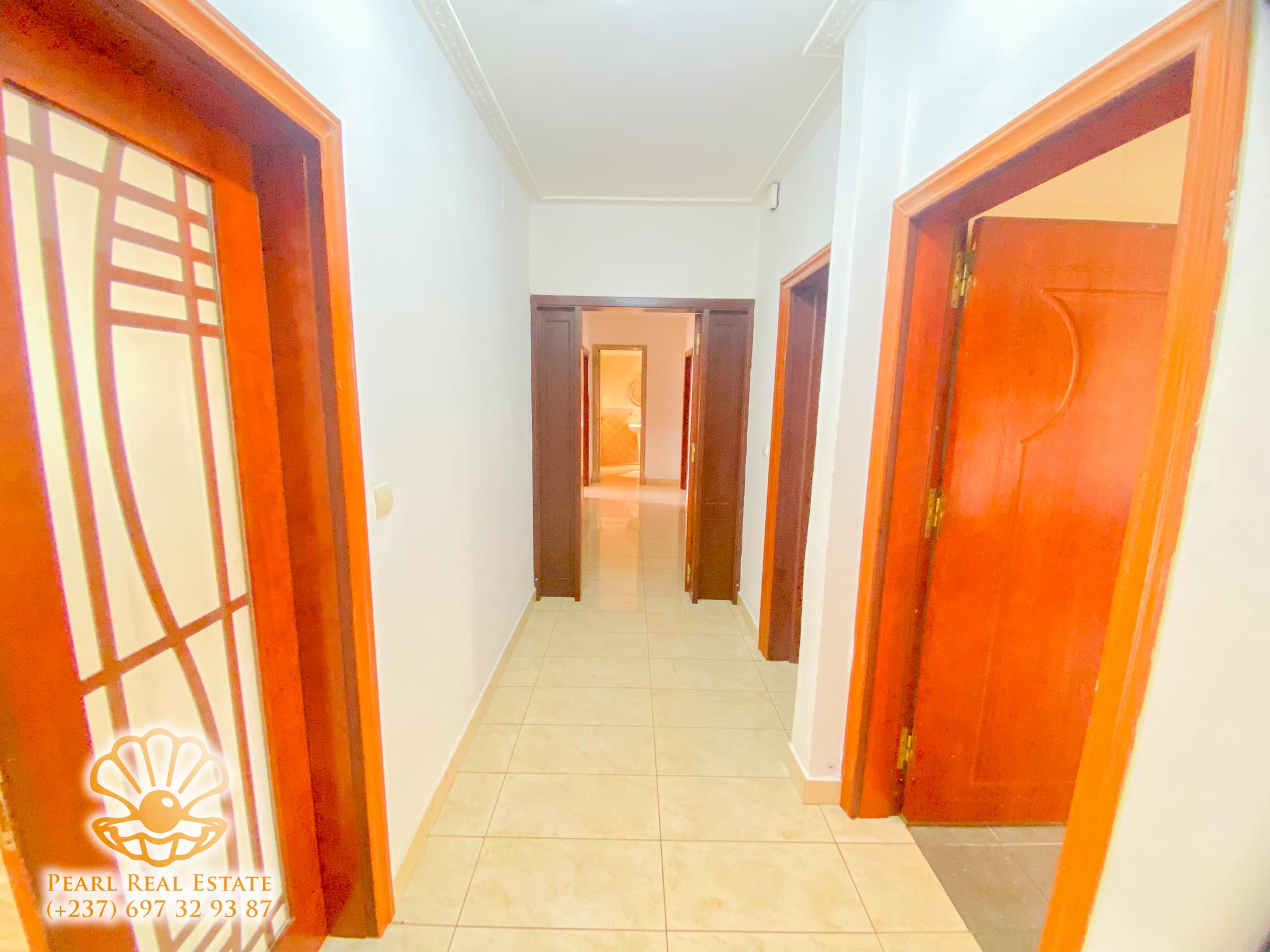 Apartment to rent - Yaoundé, Bastos, Golf - 1 living room(s), 3 bedroom(s), 2 bathroom(s) - 100 000 FCFA / month