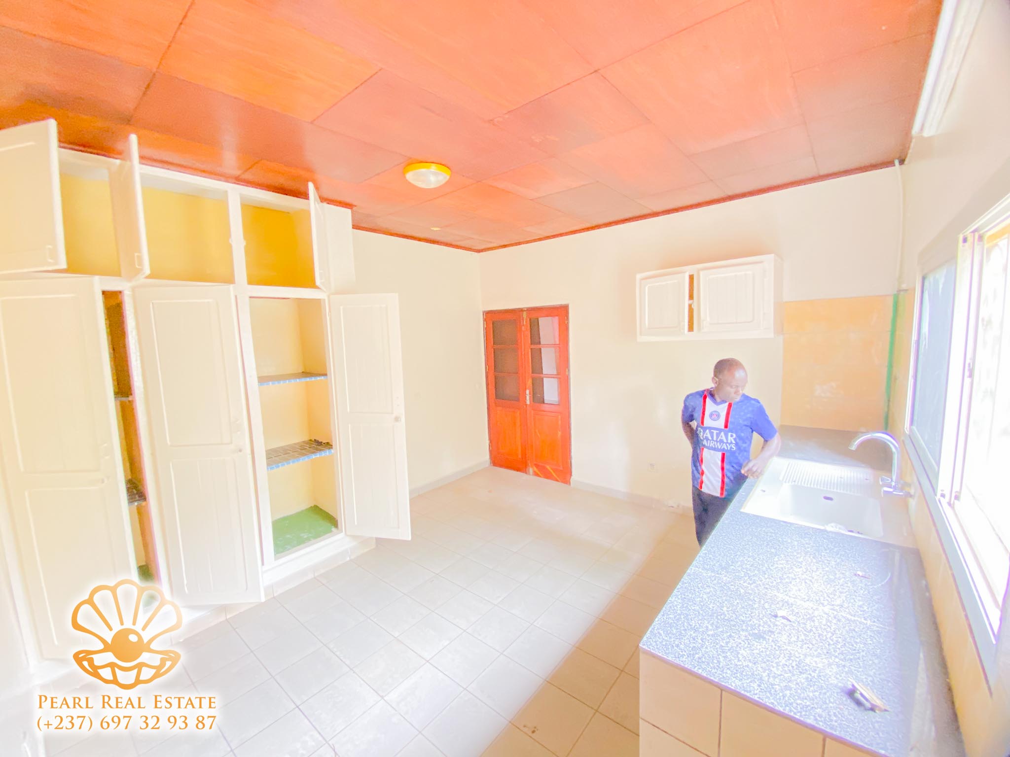 Apartment to rent - Yaoundé, Bastos, Golf - 1 living room(s), 3 bedroom(s), 2 bathroom(s) - 800 000 FCFA / month