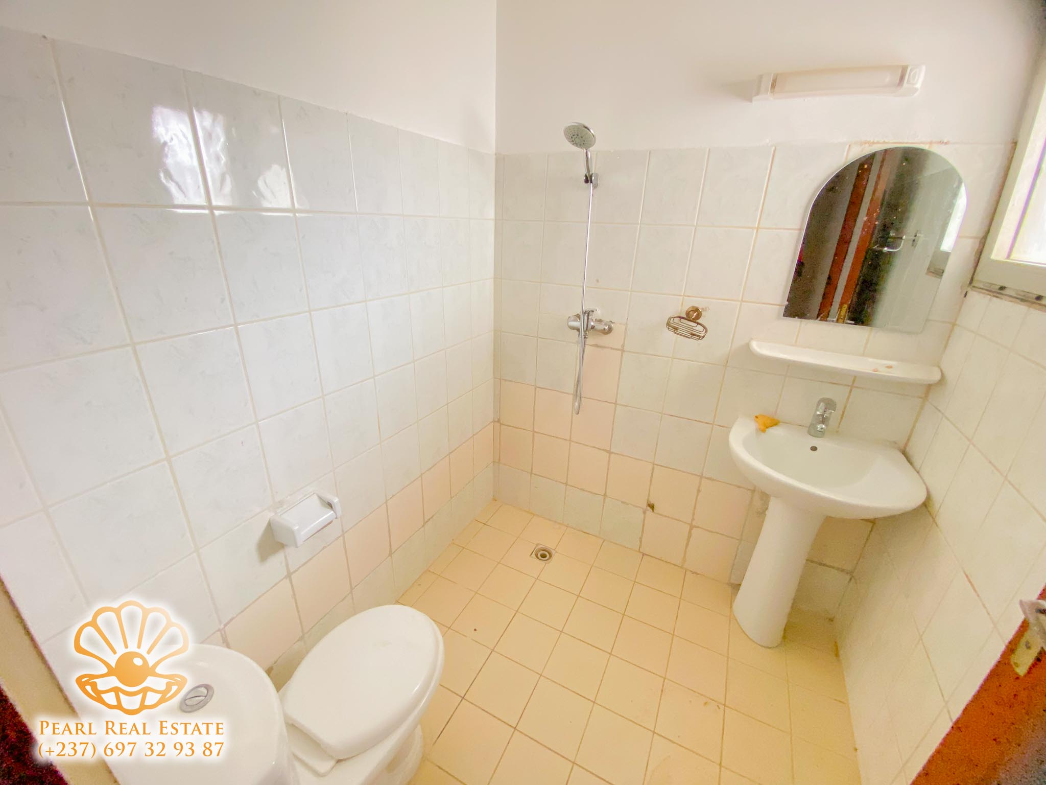 Apartment to rent - Yaoundé, Bastos, Golf - 1 living room(s), 3 bedroom(s), 2 bathroom(s) - 800 000 FCFA / month