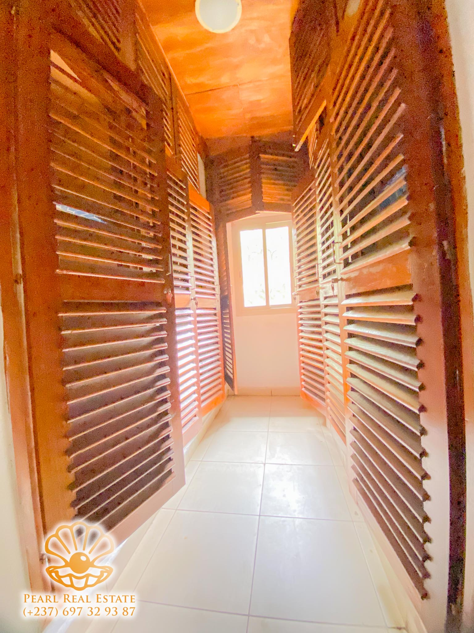 Apartment to rent - Yaoundé, Bastos, Golf - 1 living room(s), 3 bedroom(s), 2 bathroom(s) - 800 000 FCFA / month