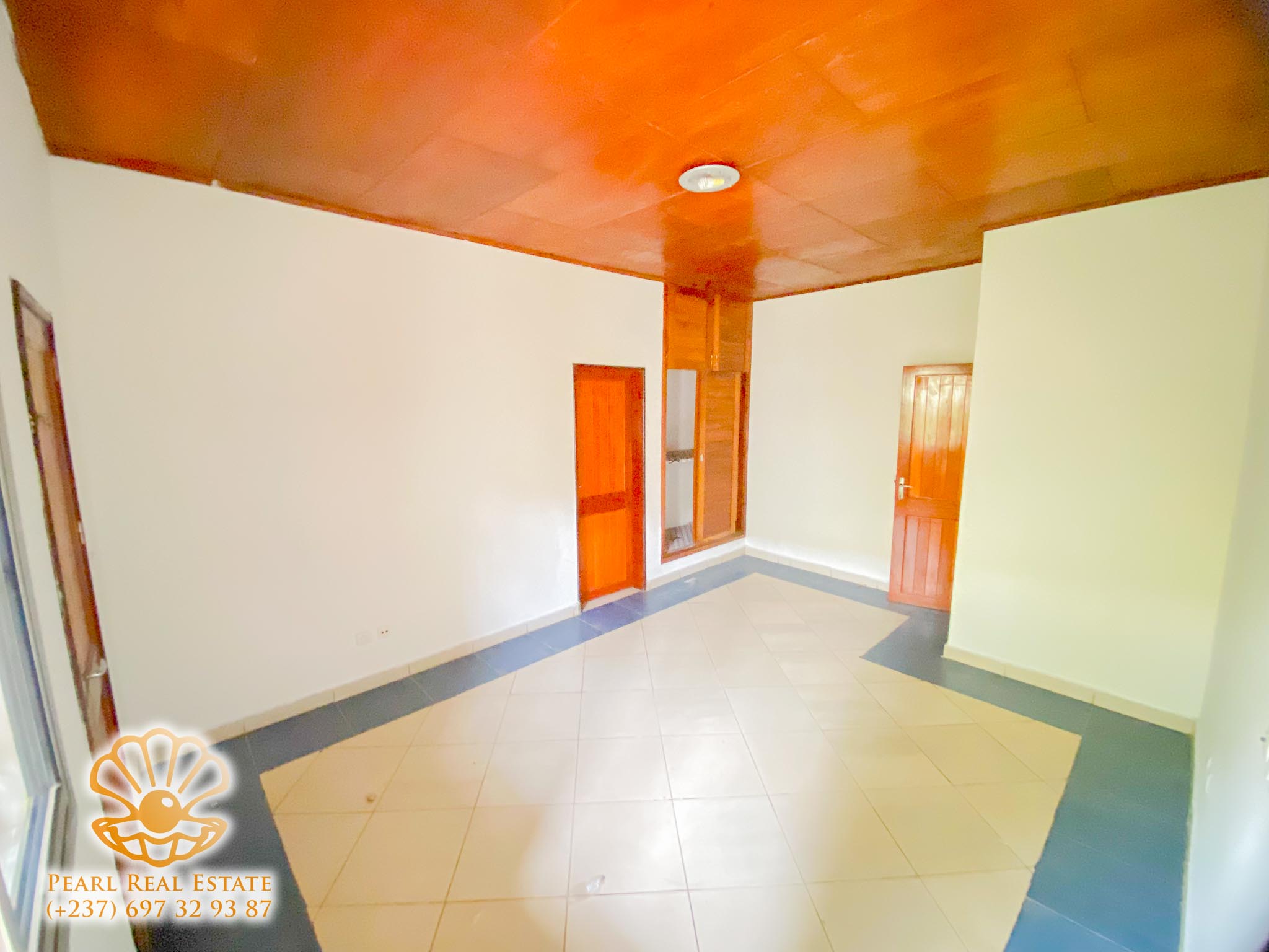 Apartment to rent - Yaoundé, Bastos, Golf - 1 living room(s), 3 bedroom(s), 2 bathroom(s) - 800 000 FCFA / month