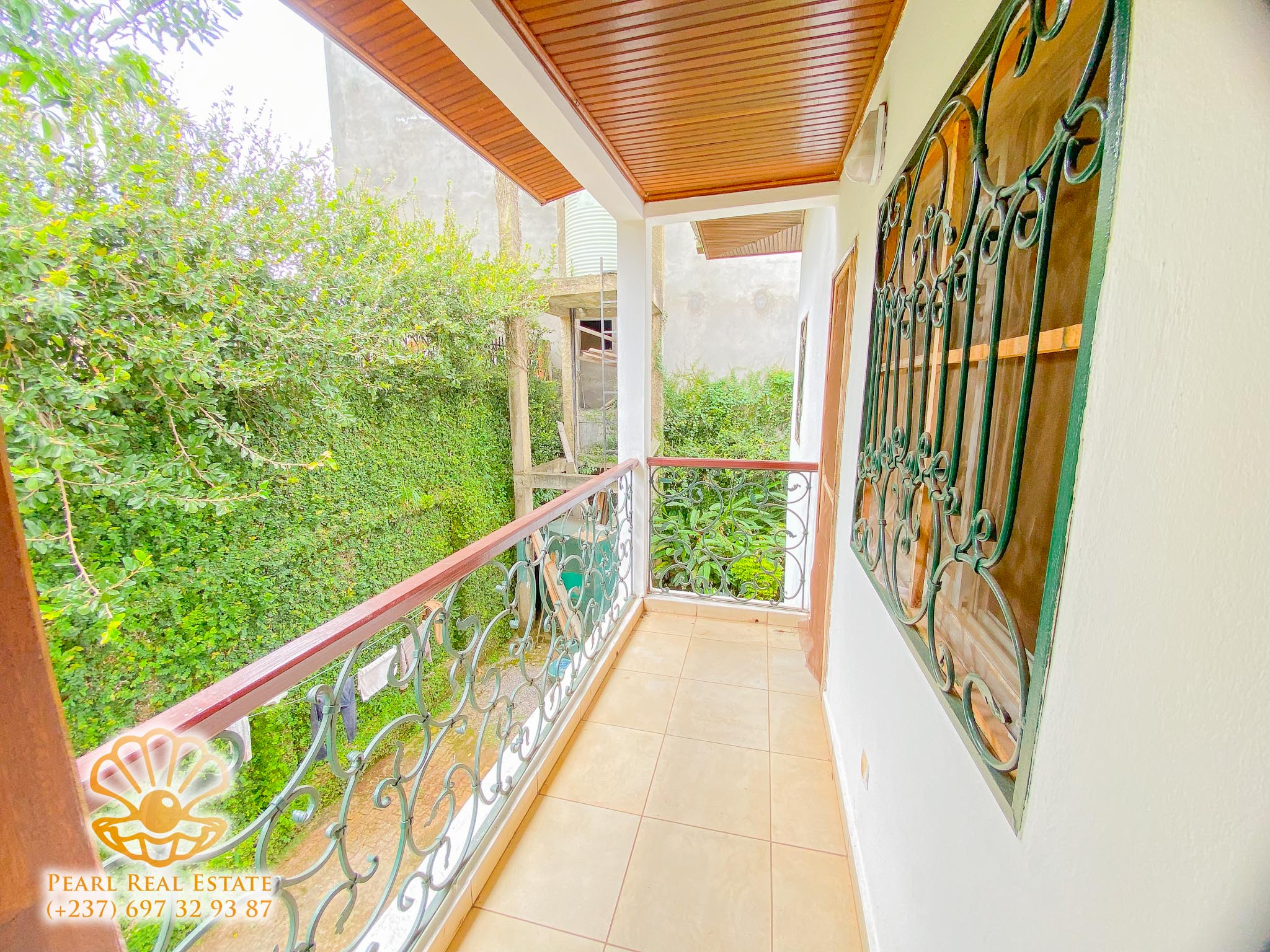 Apartment to rent - Yaoundé, Bastos, Golf - 1 living room(s), 3 bedroom(s), 2 bathroom(s) - 800 000 FCFA / month