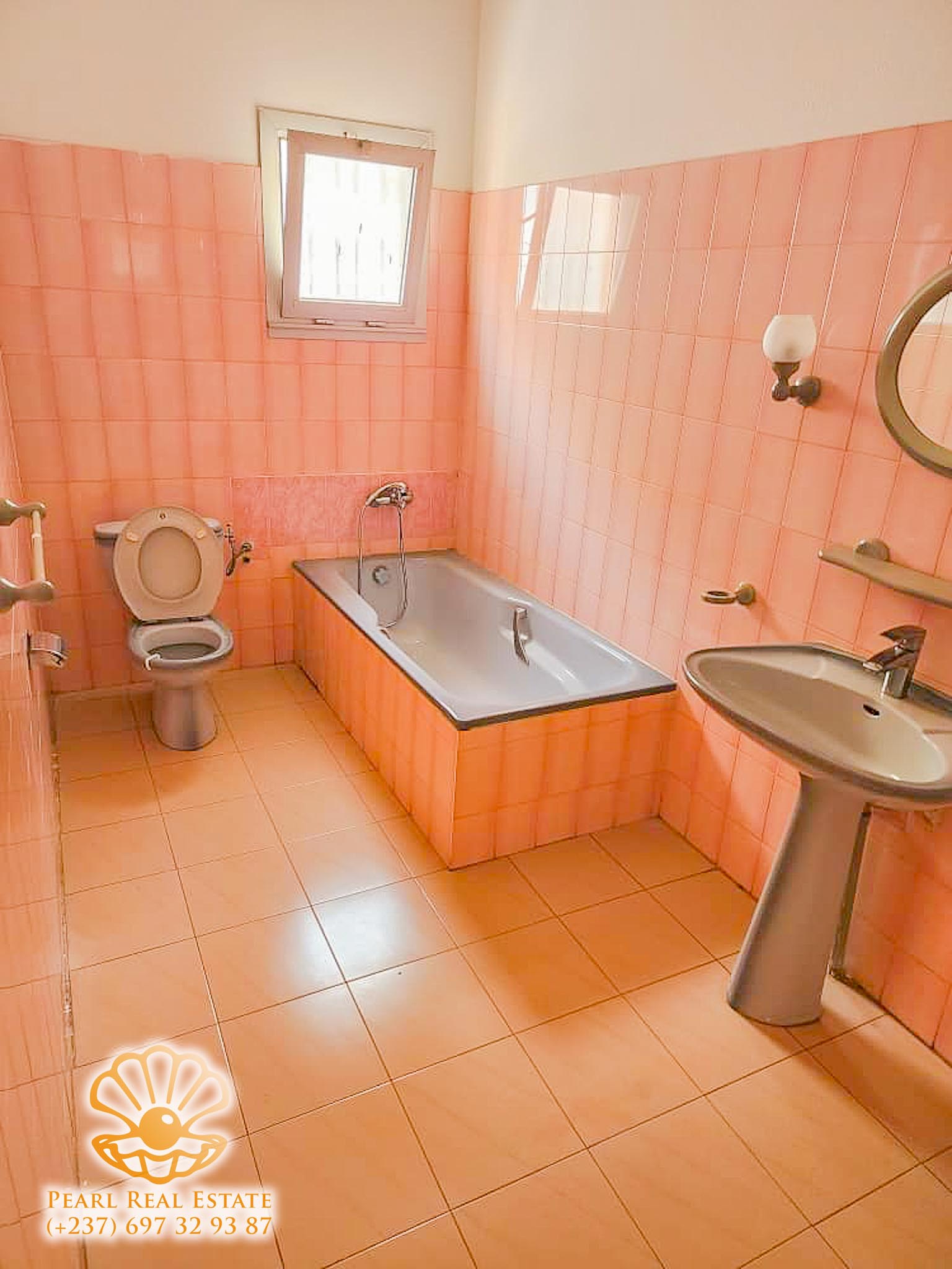 Maison (Villa) à louer - Yaoundé, Bastos, Ambassade de Chine - 1 salon(s), 4 chambre(s), 3 salle(s) de bains - 2 000 000 FCFA / mois
