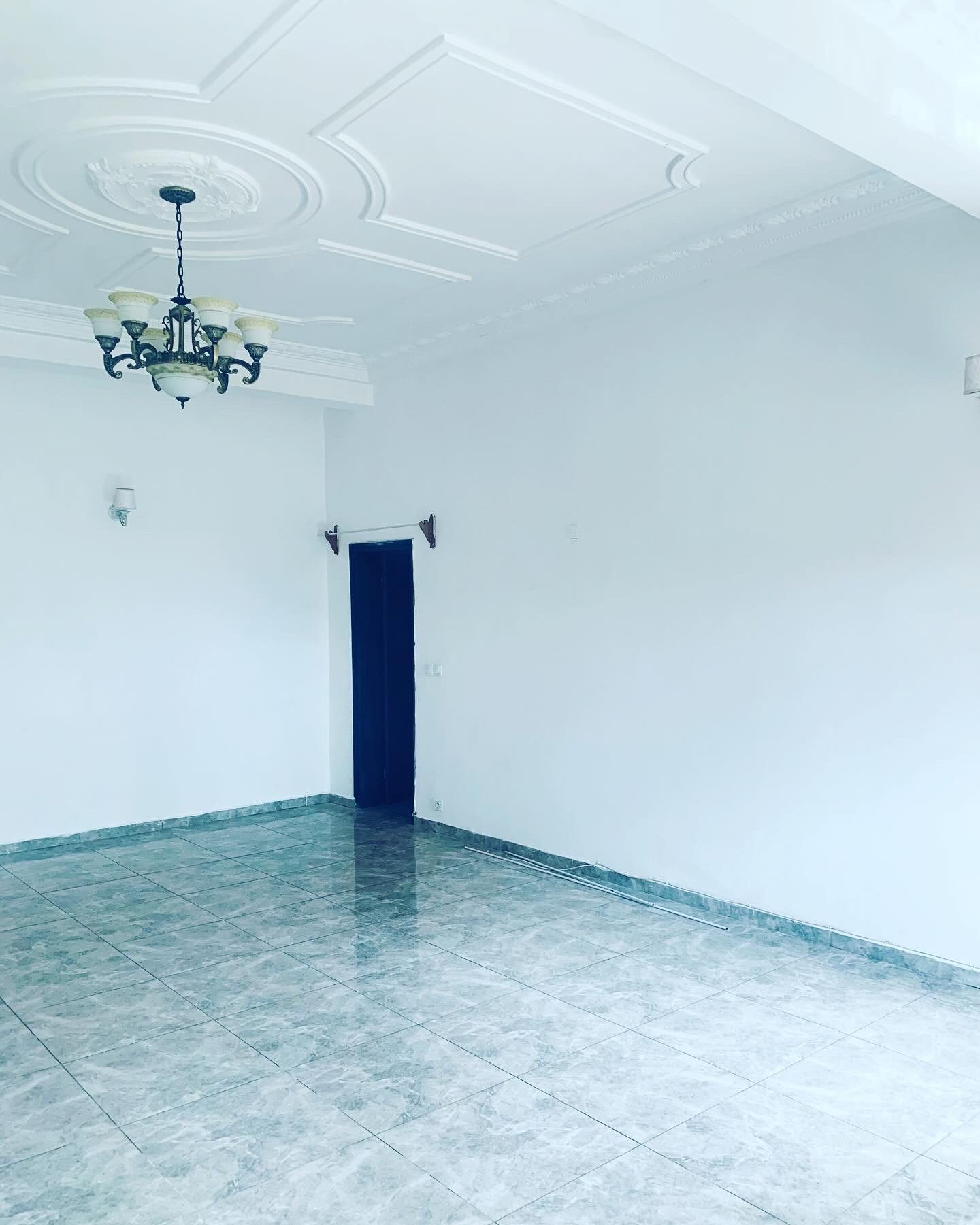 Maison (Villa) à louer - Yaoundé, Bastos, Carrefour - 1 salon(s), 4 chambre(s), 3 salle(s) de bains - 1 200 000 FCFA / mois
