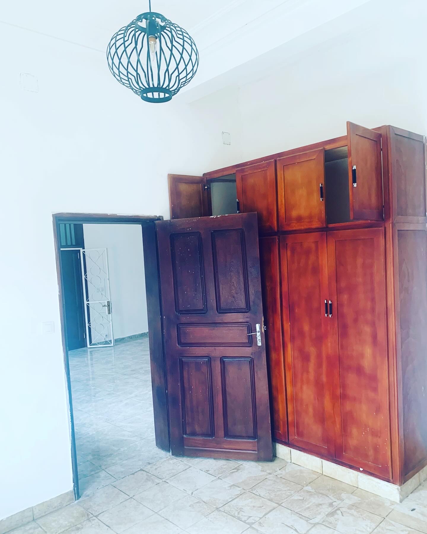 Maison (Villa) à louer - Yaoundé, Bastos, Carrefour - 1 salon(s), 4 chambre(s), 3 salle(s) de bains - 1 200 000 FCFA / mois