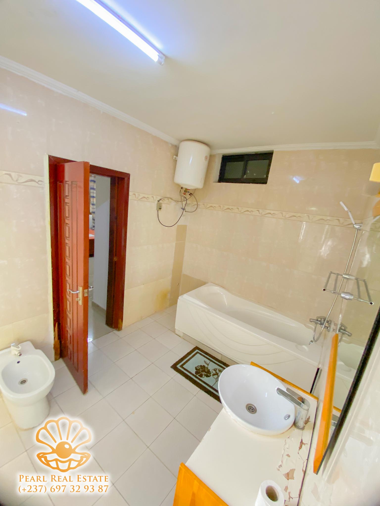 Appartement à louer - Yaoundé, Bastos, Ecole Publique Bastos - 1 salon(s), 2 chambre(s), 1 salle(s) de bains - 600 000 FCFA / mois