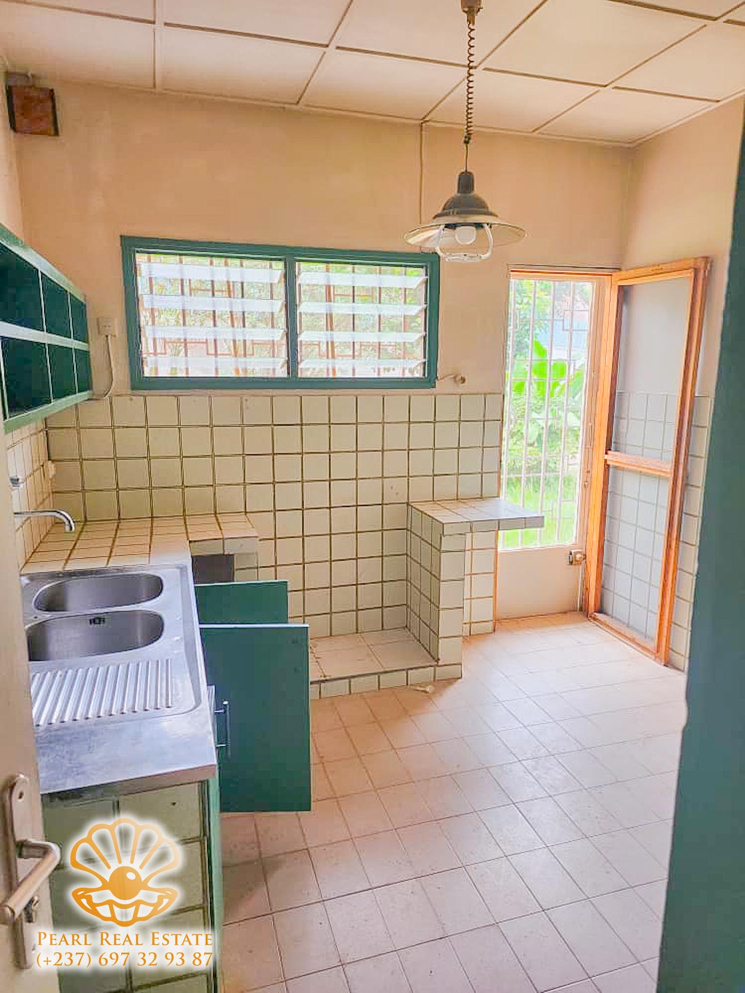 Appartement à louer - Yaoundé, Bastos, Ambassade de Chine - 1 salon(s), 3 chambre(s), 2 salle(s) de bains - 800 000 FCFA / mois